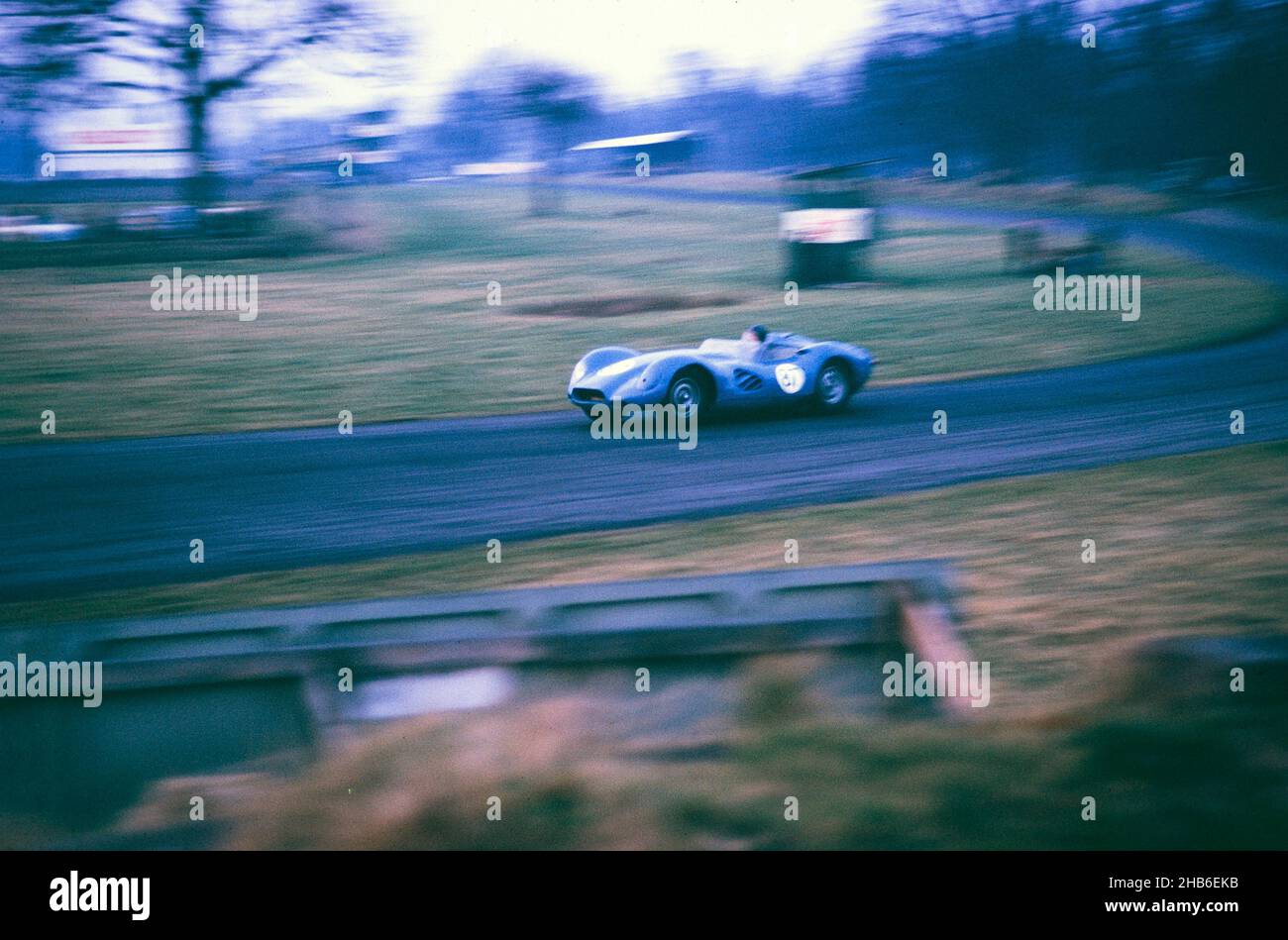 Der britische Sportrennfahrer Bill de Selincourt (1921-2014) fährt Lister-Jaguar mit einem "knobbly" Auto, BARC-Event auf der Rennstrecke von Oulton Park, Cheshire, England 17th. März 1962 Stockfoto