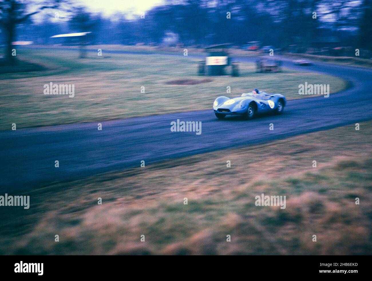 Der britische Sportrennfahrer Bill de Selincourt (1921-2014) fährt Lister-Jaguar mit einem "knobbly" Auto, BARC-Event auf der Rennstrecke von Oulton Park, Cheshire, England 17th. März 1962 Stockfoto