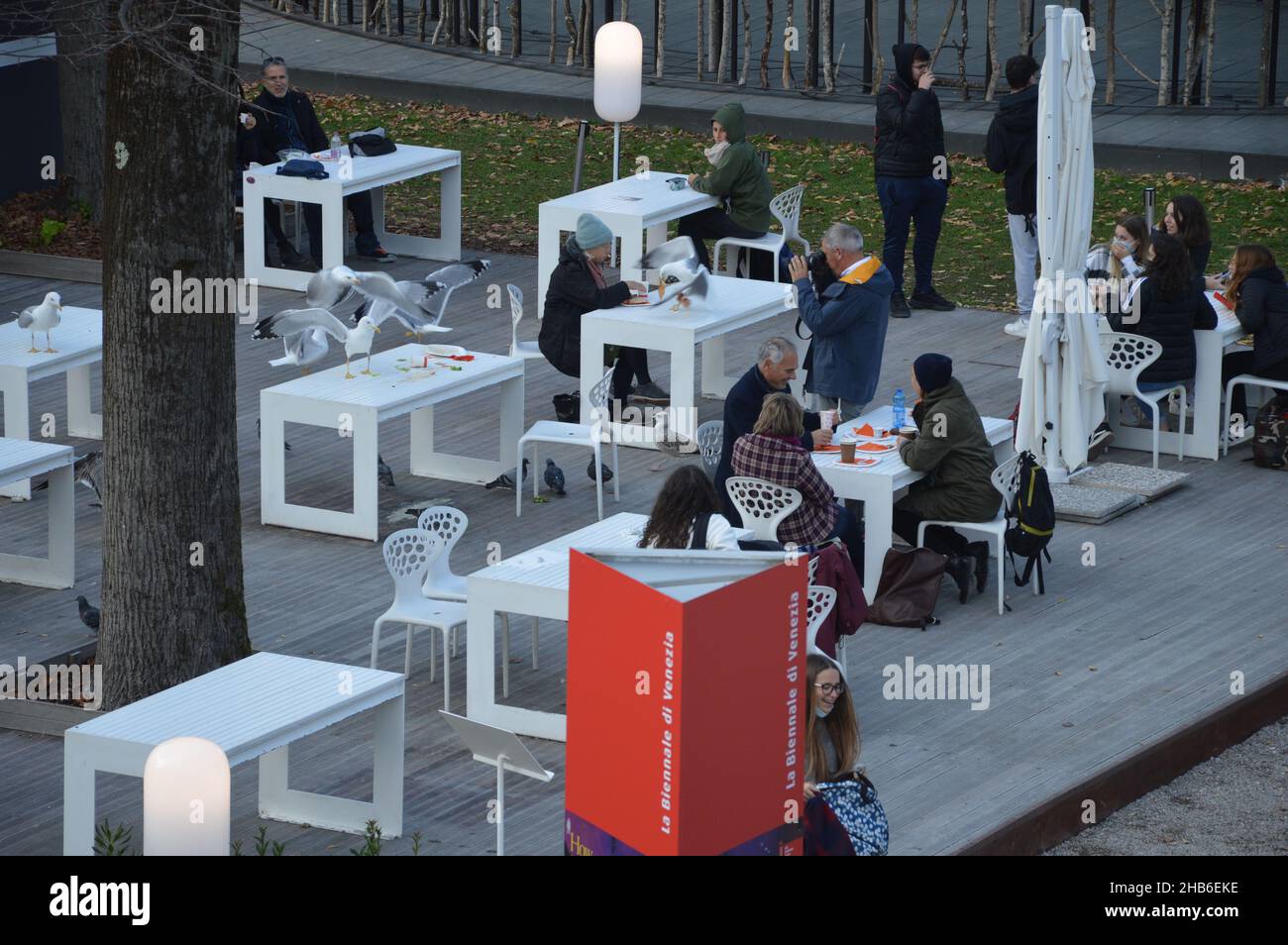 Besucher der Architekturbiennale Venedig 17th in Italien - 9. November 2021. Stockfoto