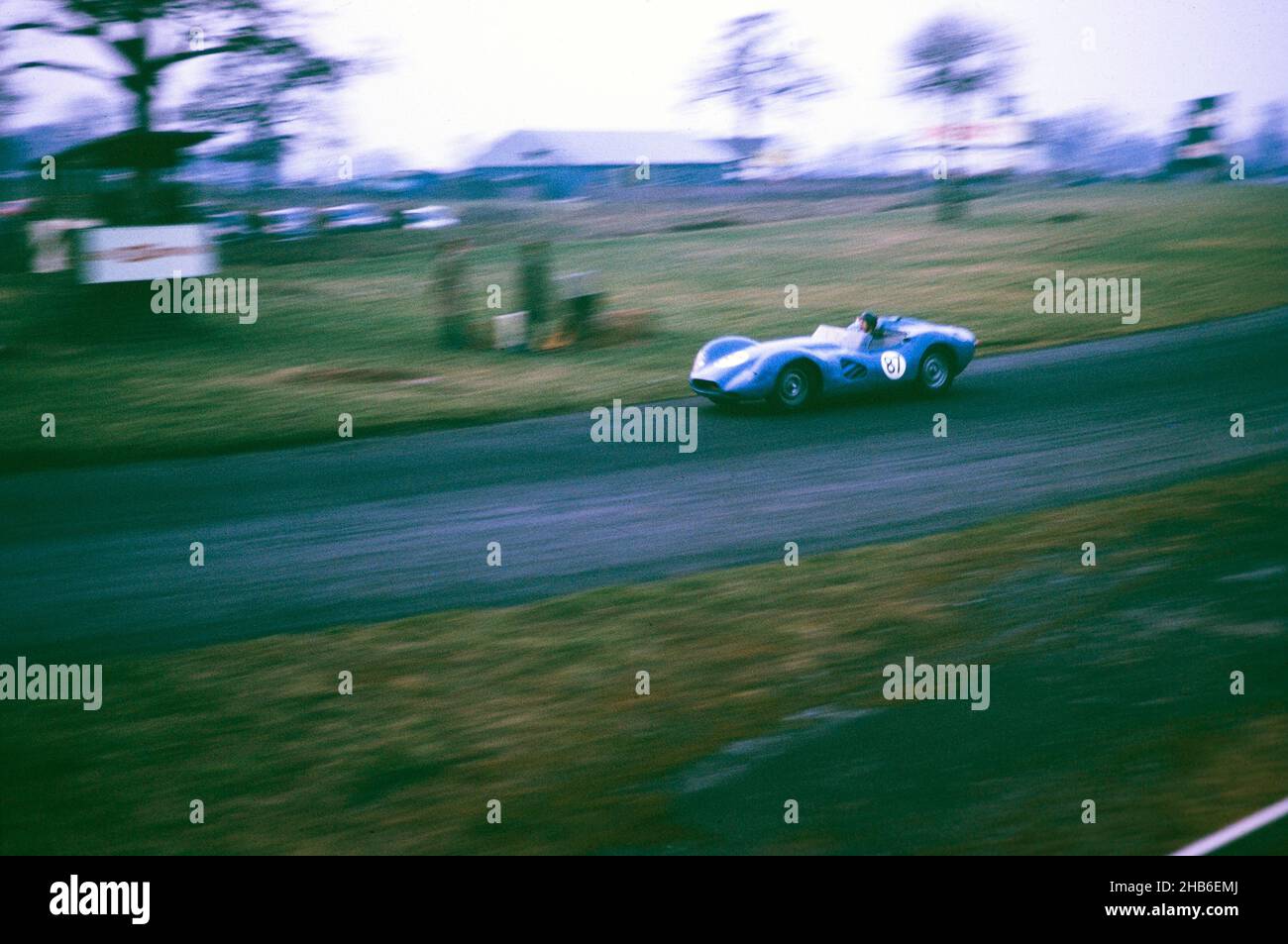 Der britische Sportrennfahrer Bill de Selincourt (1921-2014) fährt Lister-Jaguar mit einem "knobbly" Auto, BARC-Event auf der Rennstrecke von Oulton Park, Cheshire, England 17th. März 1962 Stockfoto