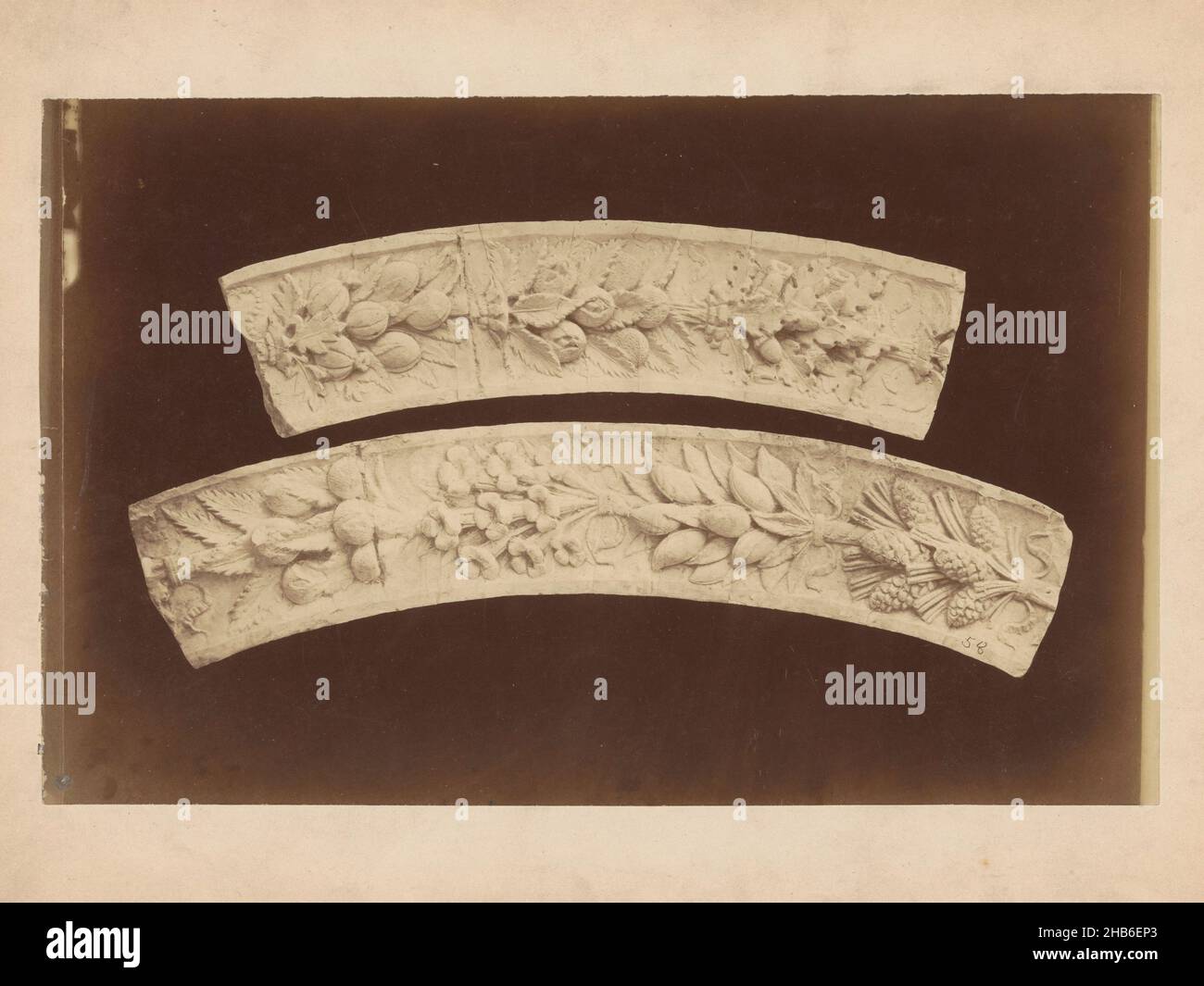 Zwei Reliefs mit floralen Motiven, Gustave Eugène Chauffourier (zugeschrieben), Italien, c. 1875 - c. 1900, fotografischer Träger, Albumin-Druck, Höhe 175 mm × Breite 276 mm Stockfoto