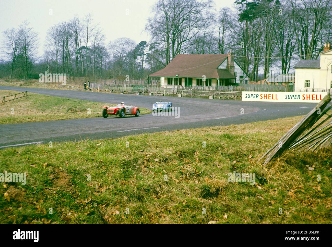 Der britische Sportrennfahrer Bill de Selincourt (1921-2014) fährt Lister-Jaguar mit einem "knobbligen" Auto (blaues Auto), BARC-Event auf der Rennstrecke von Oulton Park, Cheshire, England 17th. März 1962 Stockfoto