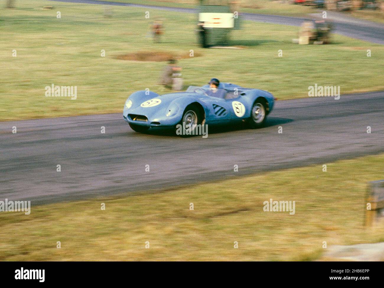 Der britische Sportrennfahrer Bill de Selincourt (1921-2014) fährt Lister-Jaguar mit einem "knobbly" Auto, BARC-Event auf der Rennstrecke von Oulton Park, Cheshire, England 17th. März 1962 Stockfoto