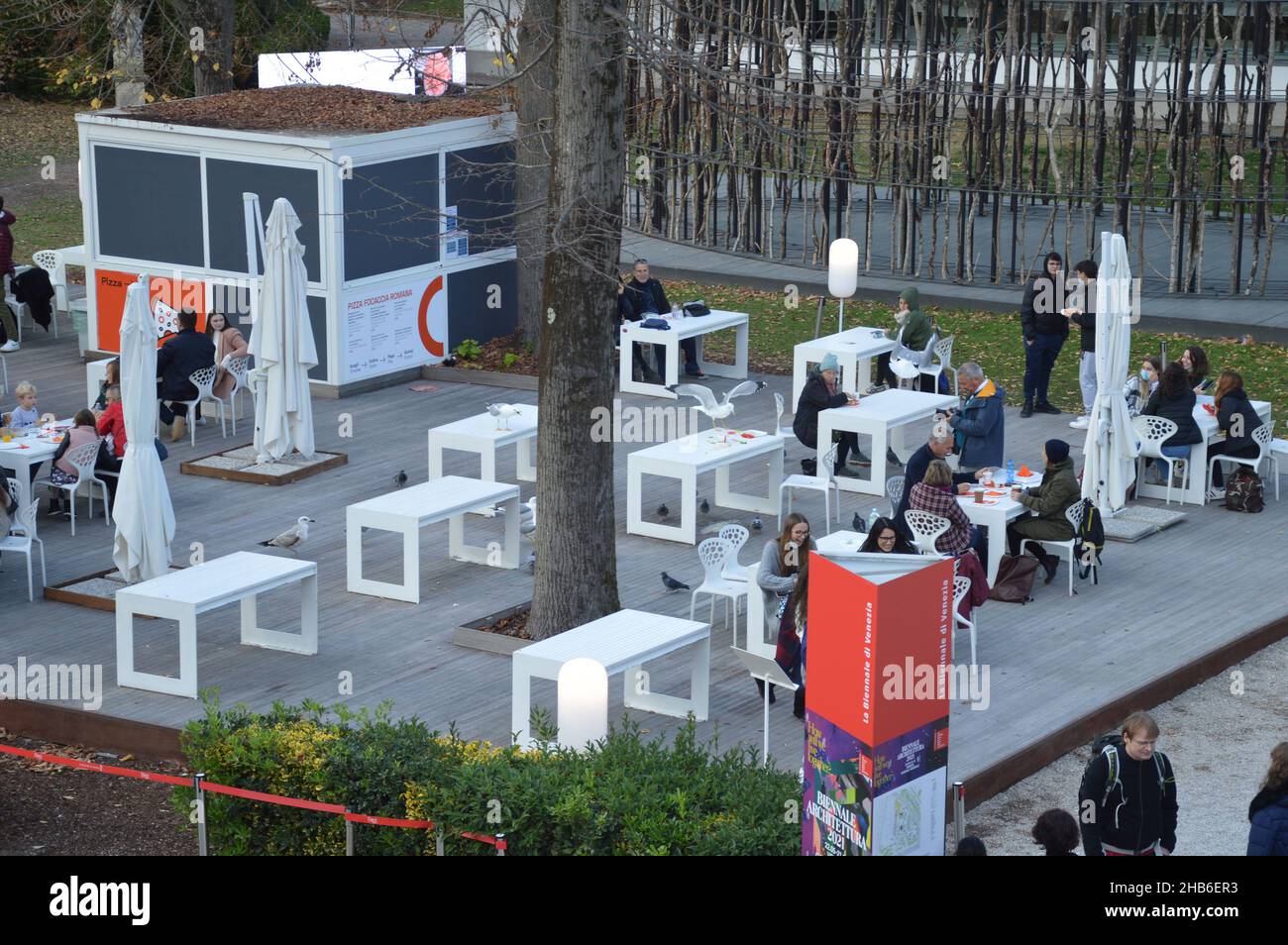 Besucher der Architekturbiennale Venedig 17th in Italien - 9. November 2021. Stockfoto