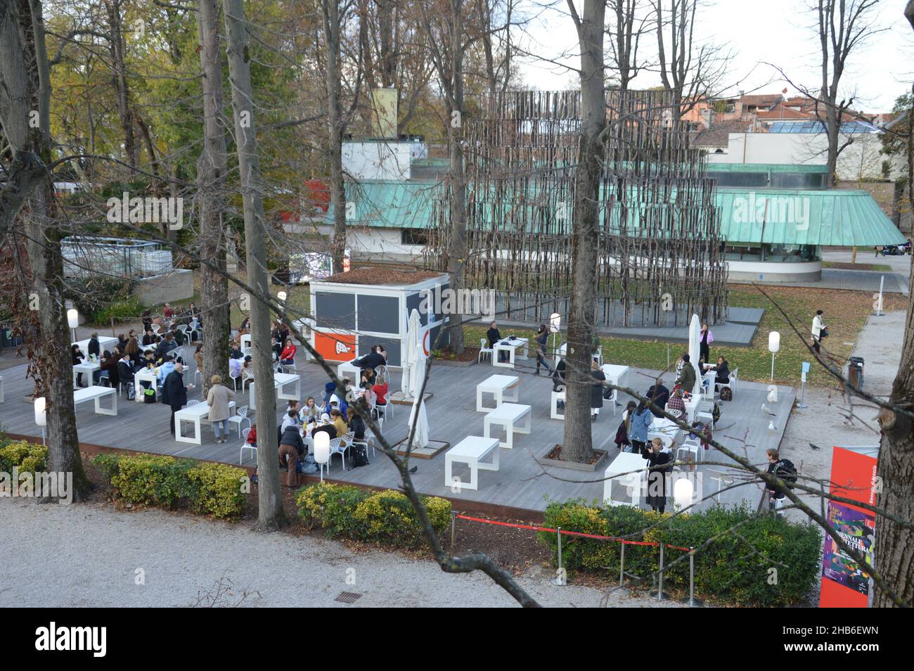 Besucher der Architekturbiennale Venedig 17th in Italien - 9. November 2021. Stockfoto