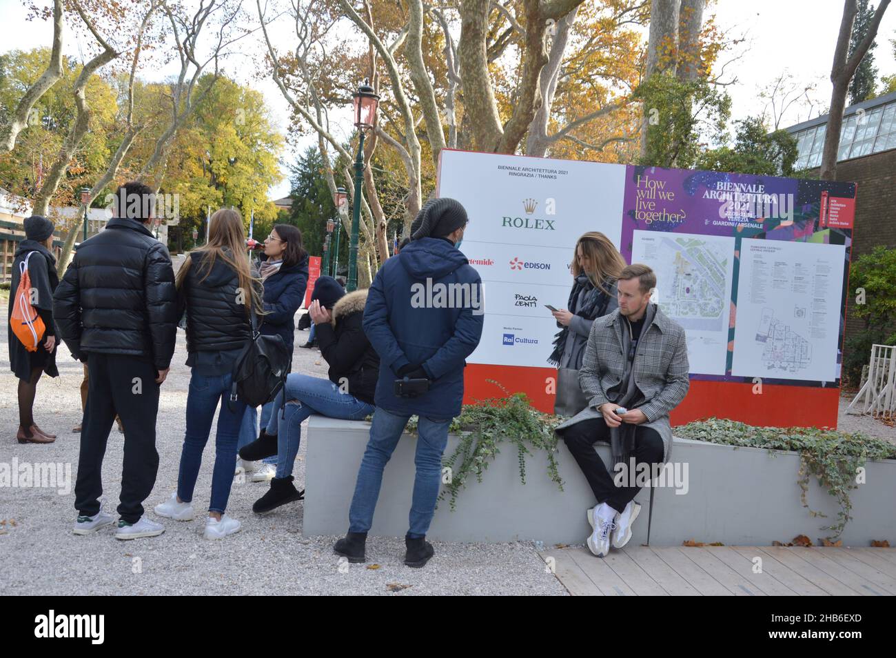 Besucher der Architekturbiennale Venedig 17th in Italien - 9. November 2021. Stockfoto