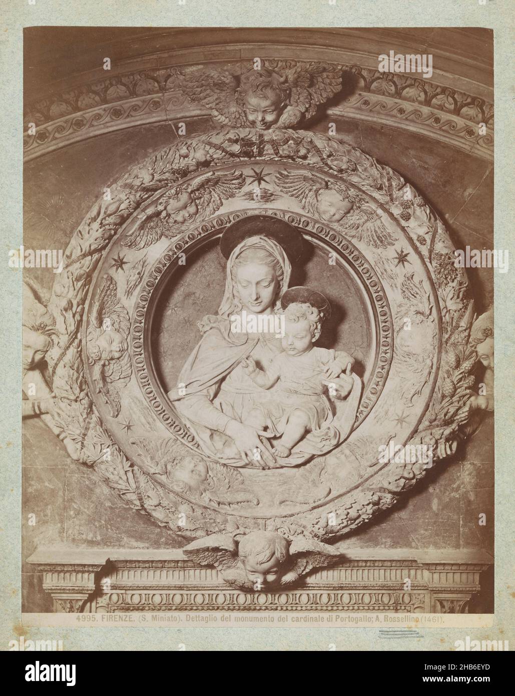 Büste von Maria mit Kind auf dem Denkmal für Jakob von Coimbra im San Miniato in Florenz, FLORENZ (S. Miniato). Details zum monumento del cardinale di Portogallo; A. Rossellino (1461). (Titel auf Objekt), anonym, S. Miniato, c. 1875 - c. 1900, Karton, Albumin-Print, Höhe 250 mm × Breite 197 mm Stockfoto