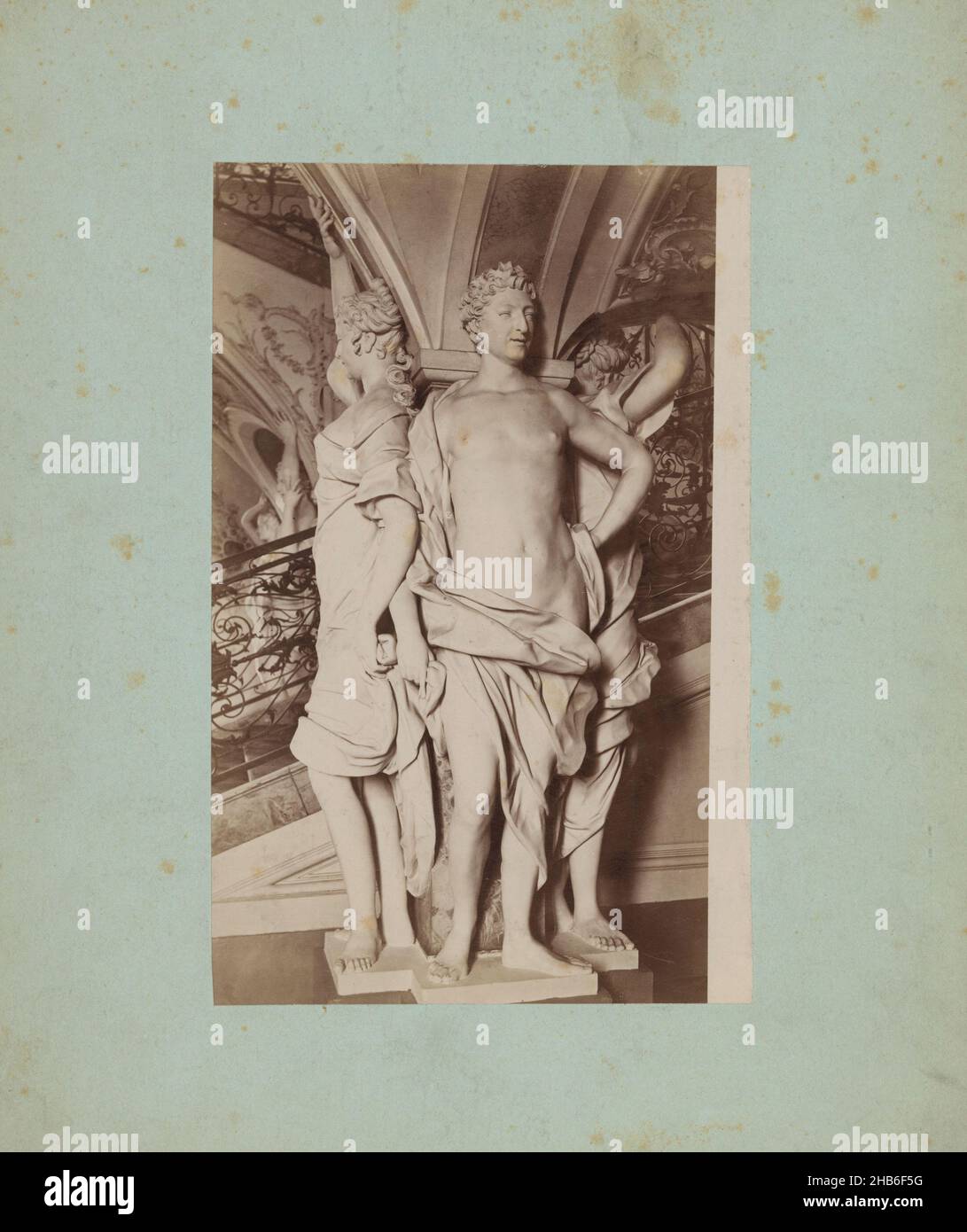 Drei Skulpturen um eine Säule, anonym, c. 1875 - c. 1900, Karton, Albumin-Print, Höhe 210 mm × Breite 134 mm Stockfoto
