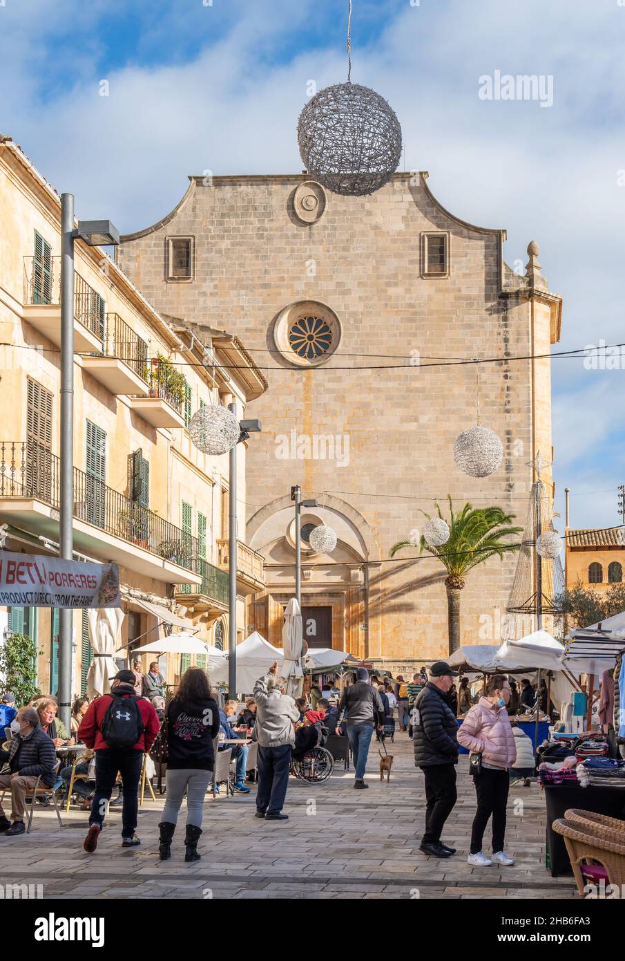 Santanyi, Spanien; dezember 11 2021: Wöchentlicher Straßenmarkt in der mallorquinischen Stadt Santanyi, während der Winterweihnachtszeit. Stände mit frischen und Stockfoto