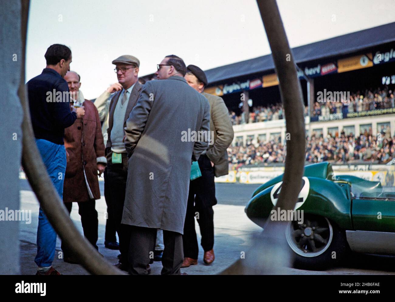 Nürburgring 1000 Kilometer 28. Mai 1961, Bill de Selincourt mit einem Glas Bier, Lola Mk,1 Auto Stockfoto