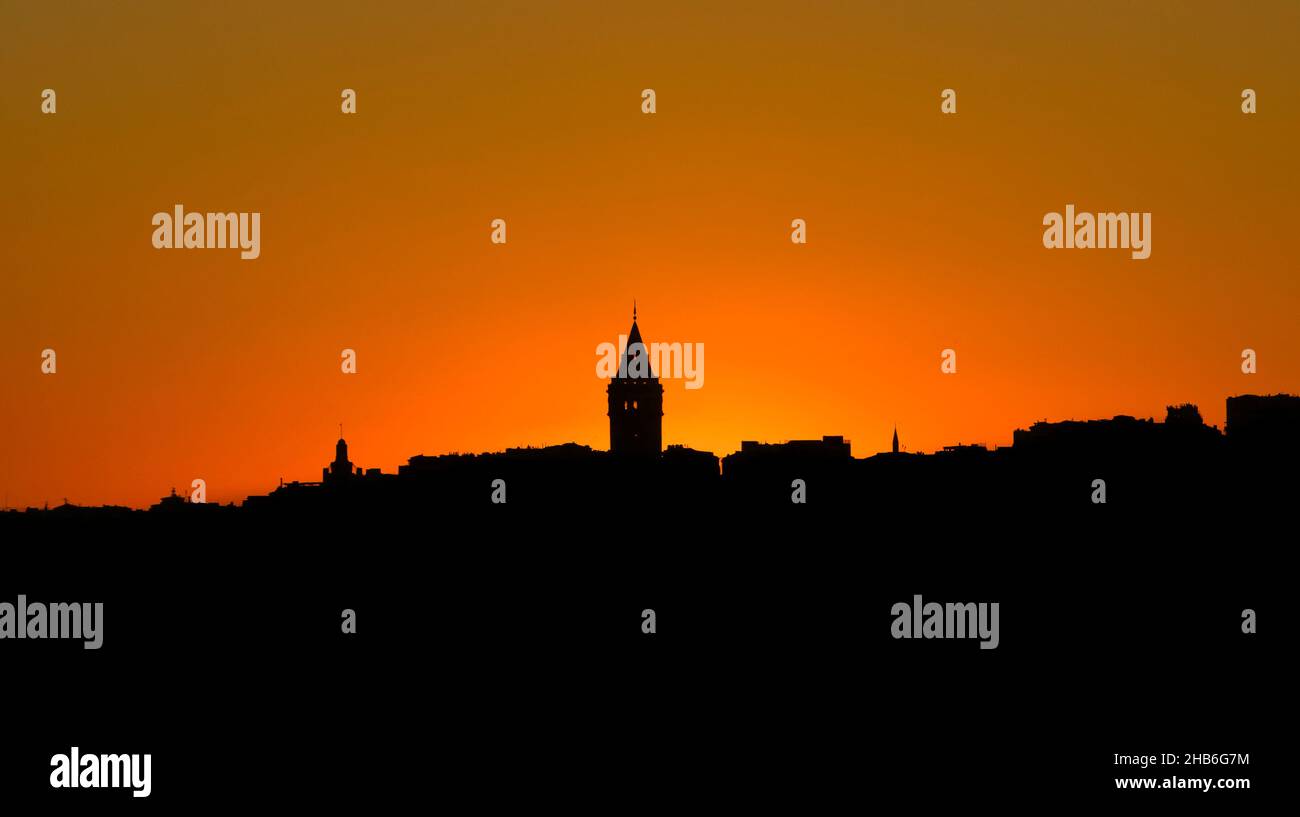 Silhouette des Galata-Turms bei Sonnenuntergang in Istanbul. Stockfoto