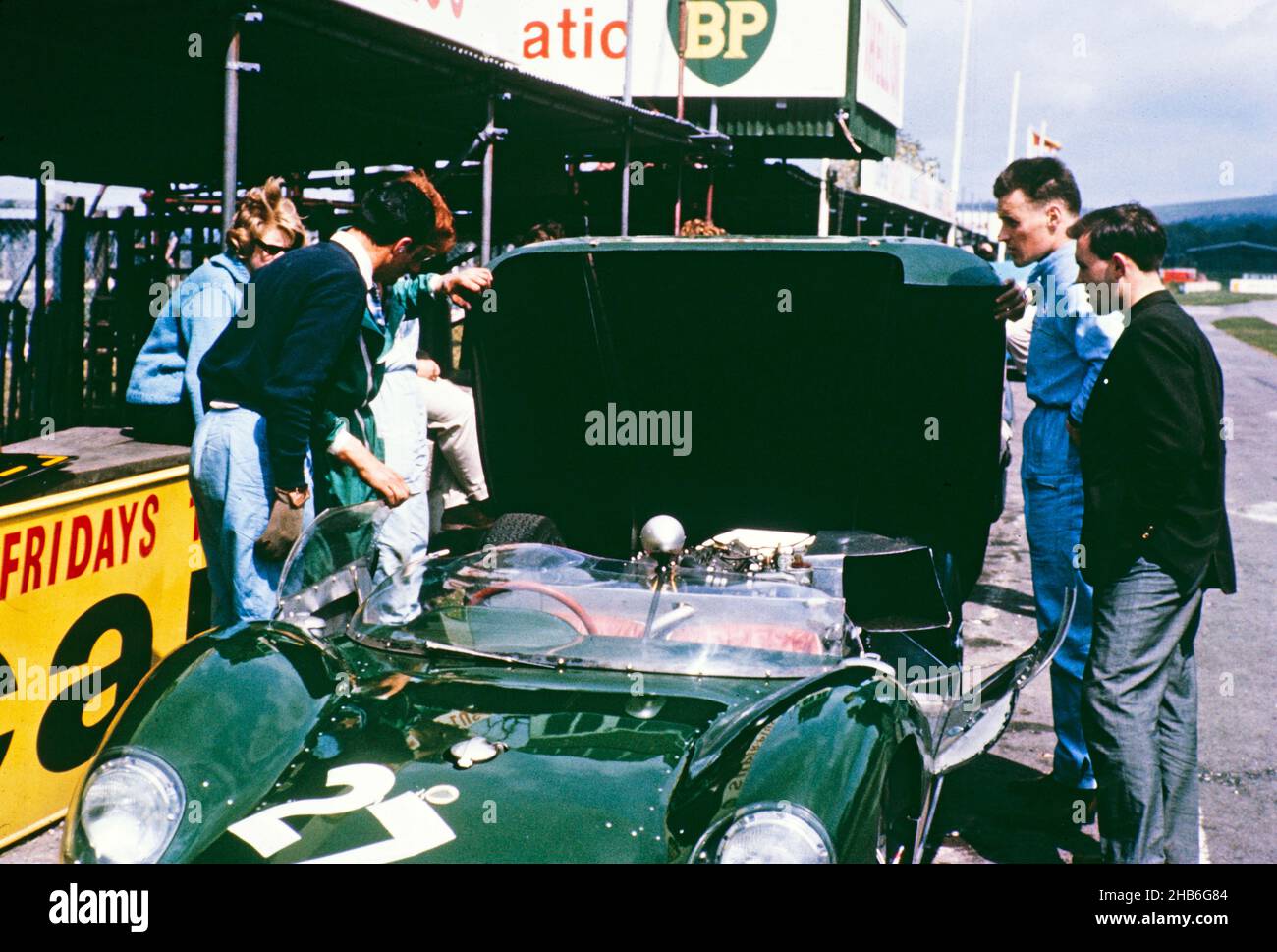 Goodwood BARC Rennen 18th Mai 1963, Lotus-Climax Rennwagen John Coundley Racing Partnerschaft Fahrer stehend Bill de Selincourt Stockfoto