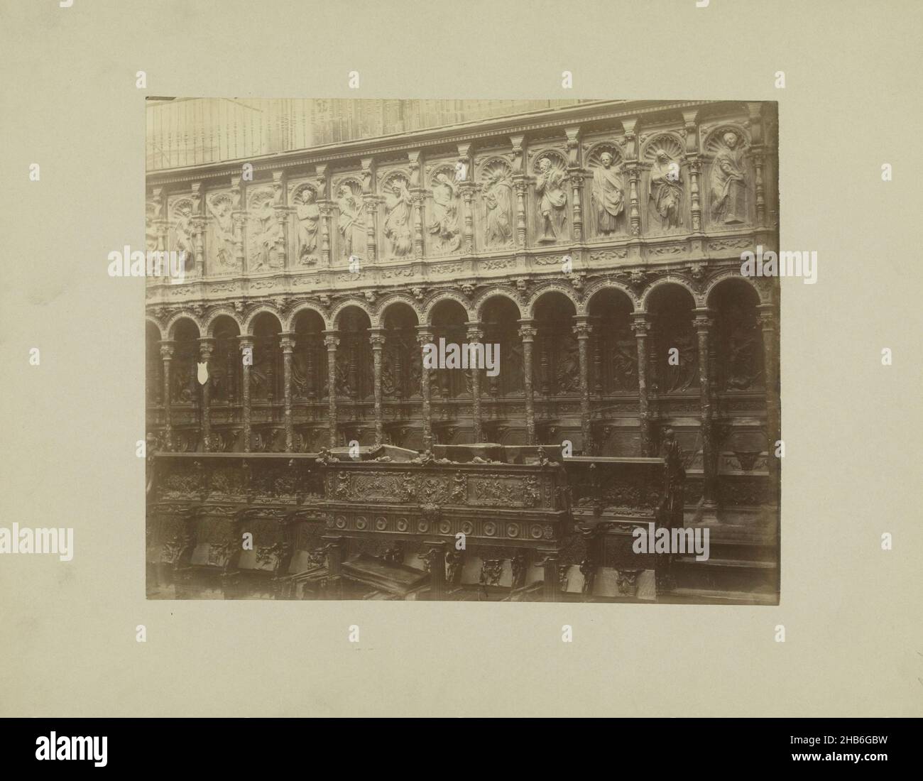 Chorgestühl der Kathedrale von Toledo, anonym, Kathedraal van Toledo, c. 1875 - c. 1900, Karton, Albumin-Print, Höhe 230 mm × Breite 292 mm Stockfoto