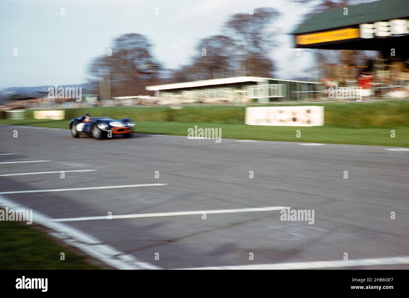 Verschwommenes Foto des britischen Sportrennfahrers Bill de Selincourt (1921-2014), der Lister-Jaguar mit einem „geklopften“ Auto fährt, BARC-Event Goodwood, März 1961 Stockfoto
