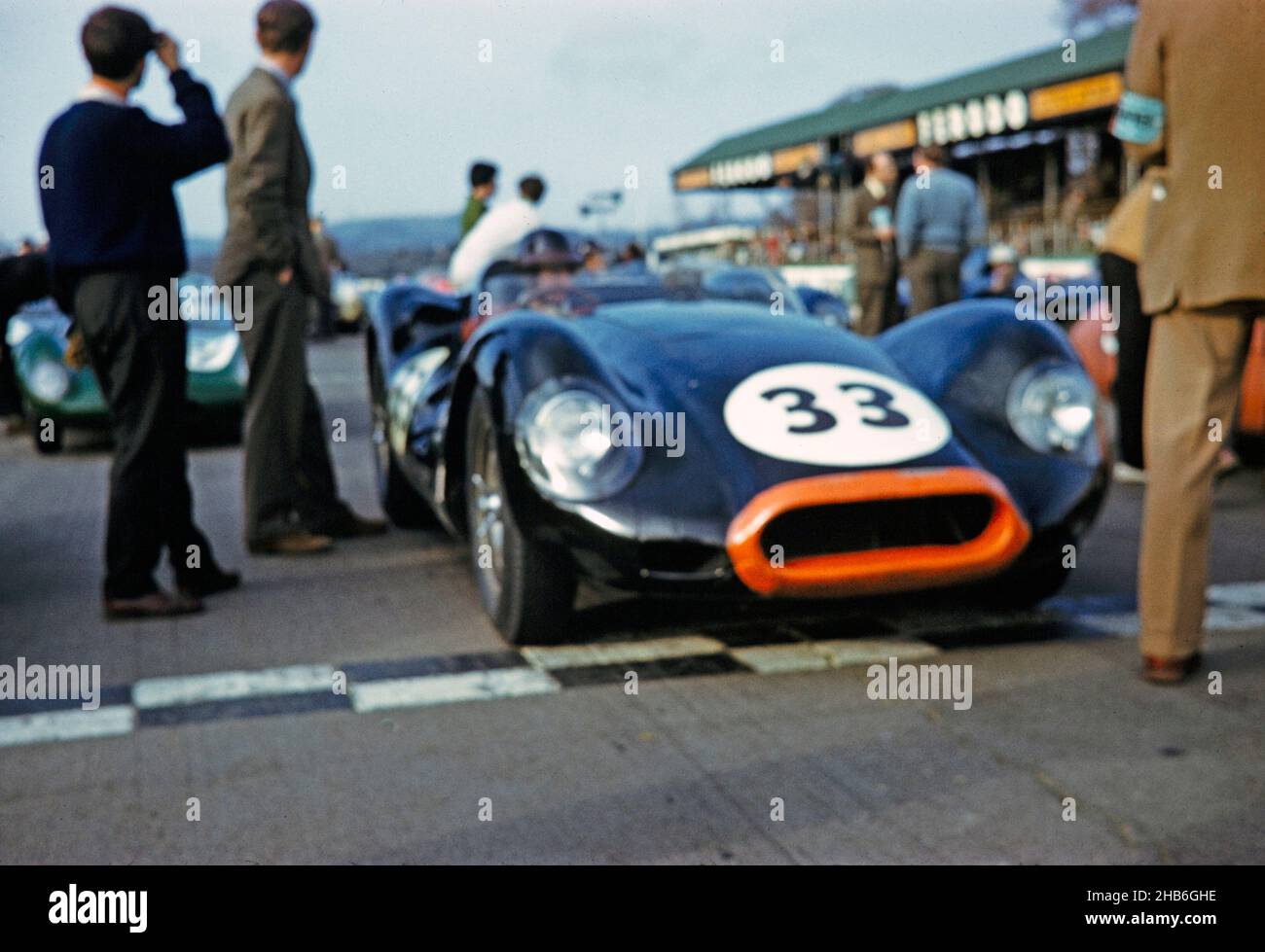 Verschwommenes Foto des britischen Sportrennfahrers Bill de Selincourt (1921-2014), der Lister-Jaguar mit dem „knobbligen“ Auto 33 fuhr, BARC-Event Goodwood, 1961. März, am Start Stockfoto