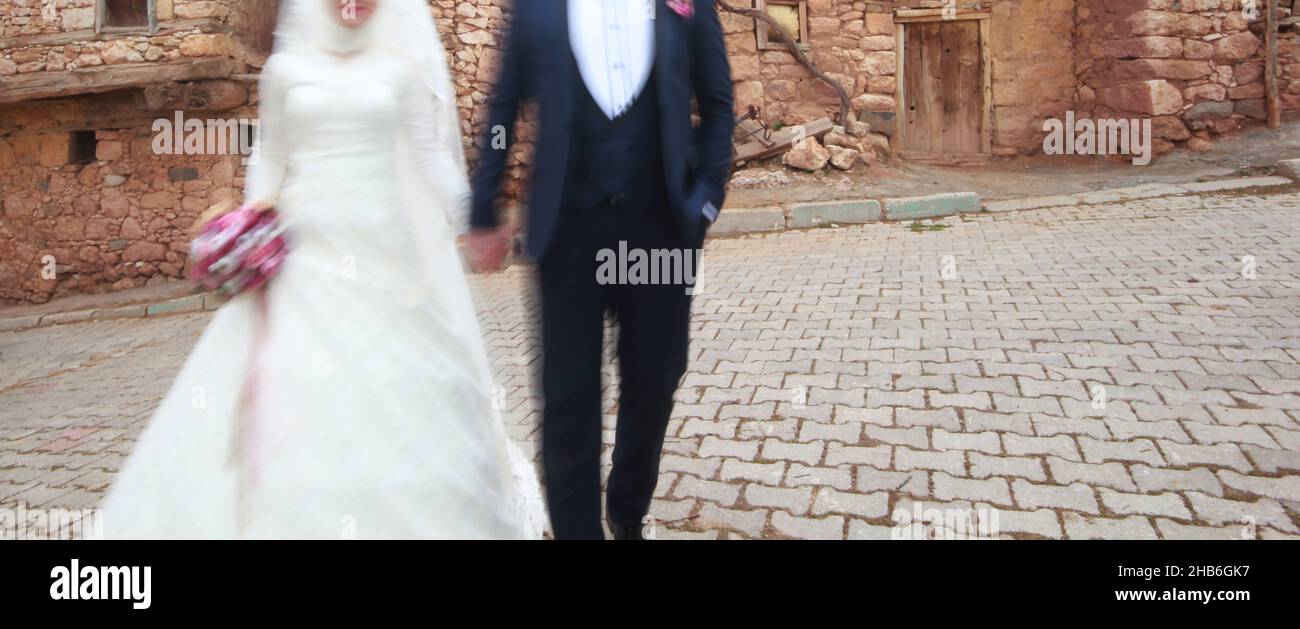 Verschwommenes Bild von Braut und Bräutigam auf dem Land Stockfoto