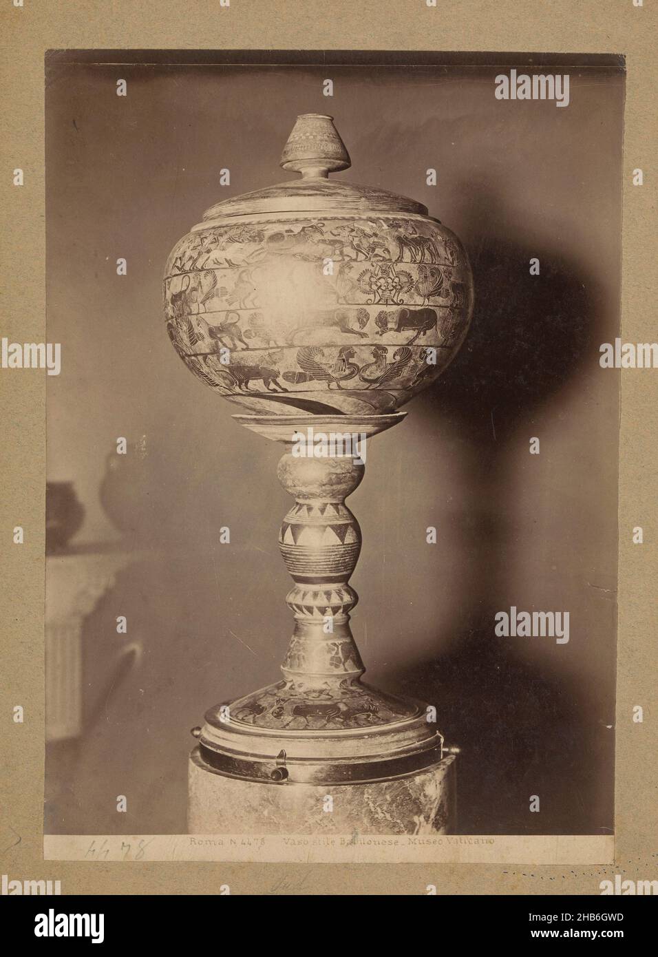 Kugelförmige Vase auf einem Sockel mit sagenhaften Tieren verziert, Roma Vaso stile Babilonese-Museo Vaticano, anonym, Rom, c. 1875 - c. 1900, Karton, Albumin-Print, Höhe 270 mm × Breite 190 mm Stockfoto