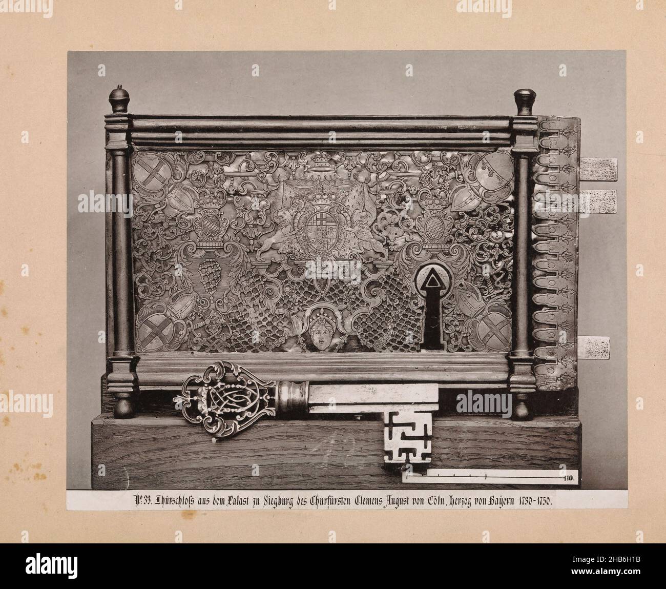 Türschloss und Schlüssel aus dem Schloss von Clemens August von Bayern in Siegburg, Thürschloss aus dem Palast zu Sierburg des Churfürsten Clemens August von Cöln, herzog von Baÿern 1730-1750. (Titel auf Objekt), anonym, Deutschland, c. 1875 - c. 1900, Karton, Papier, Kollotyp, Höhe 194 mm × Breite 236 mm Stockfoto