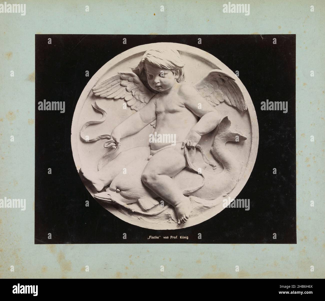 Relief eines Putto auf ein Meerestier, möglicherweise einen Delphin,,Fische von Prof. König (Titel auf Objekt), Josef Löwy (erwähnt auf Objekt), Europa, c. 1875 - c. 1900, Karton, Albumin-Print, Höhe 215 mm × Breite 270 mm Stockfoto