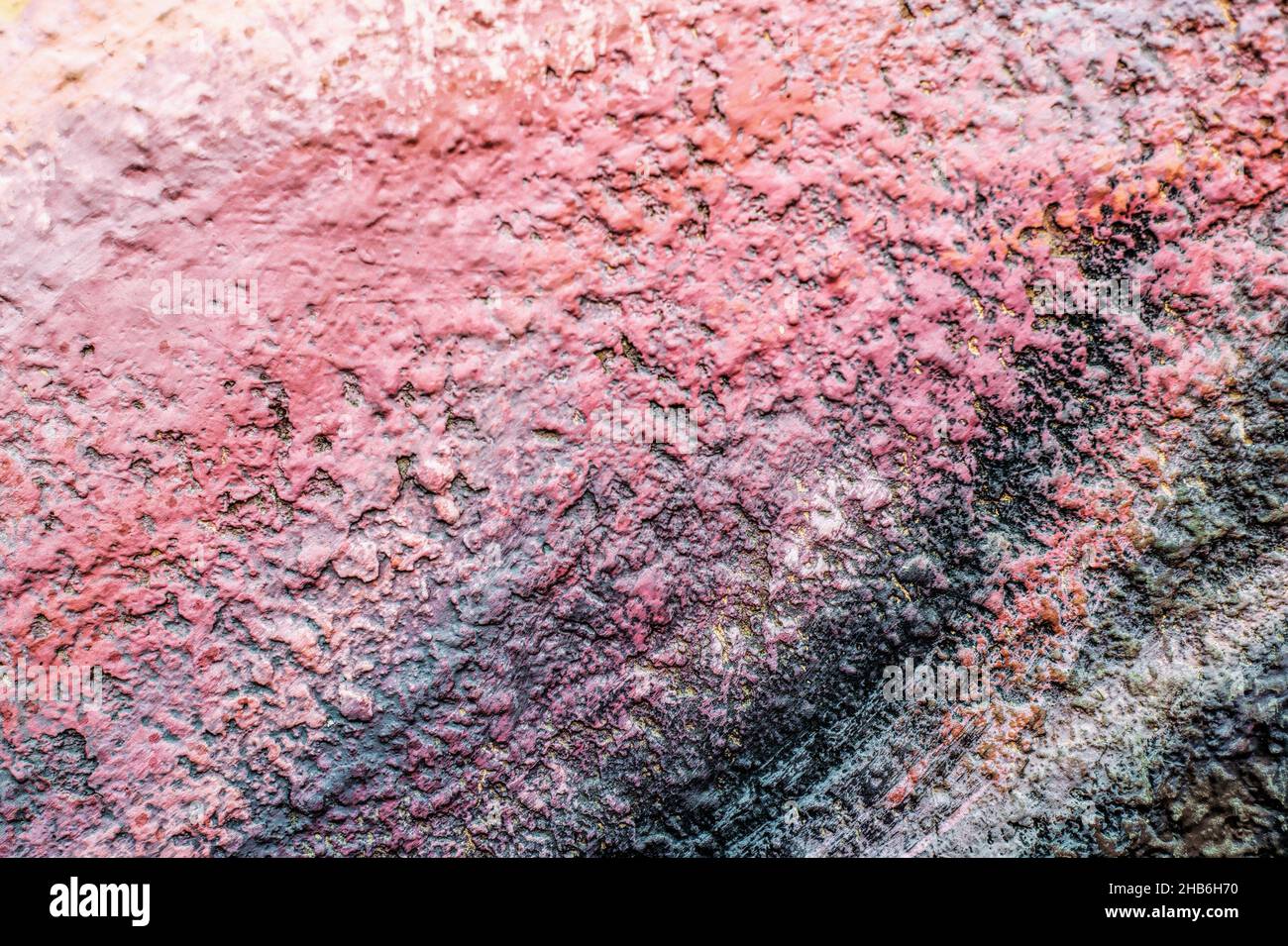 Rosa Gipswand. Helle Texturen mit dunklen Elementen. Grunge Tapete. Stockfoto