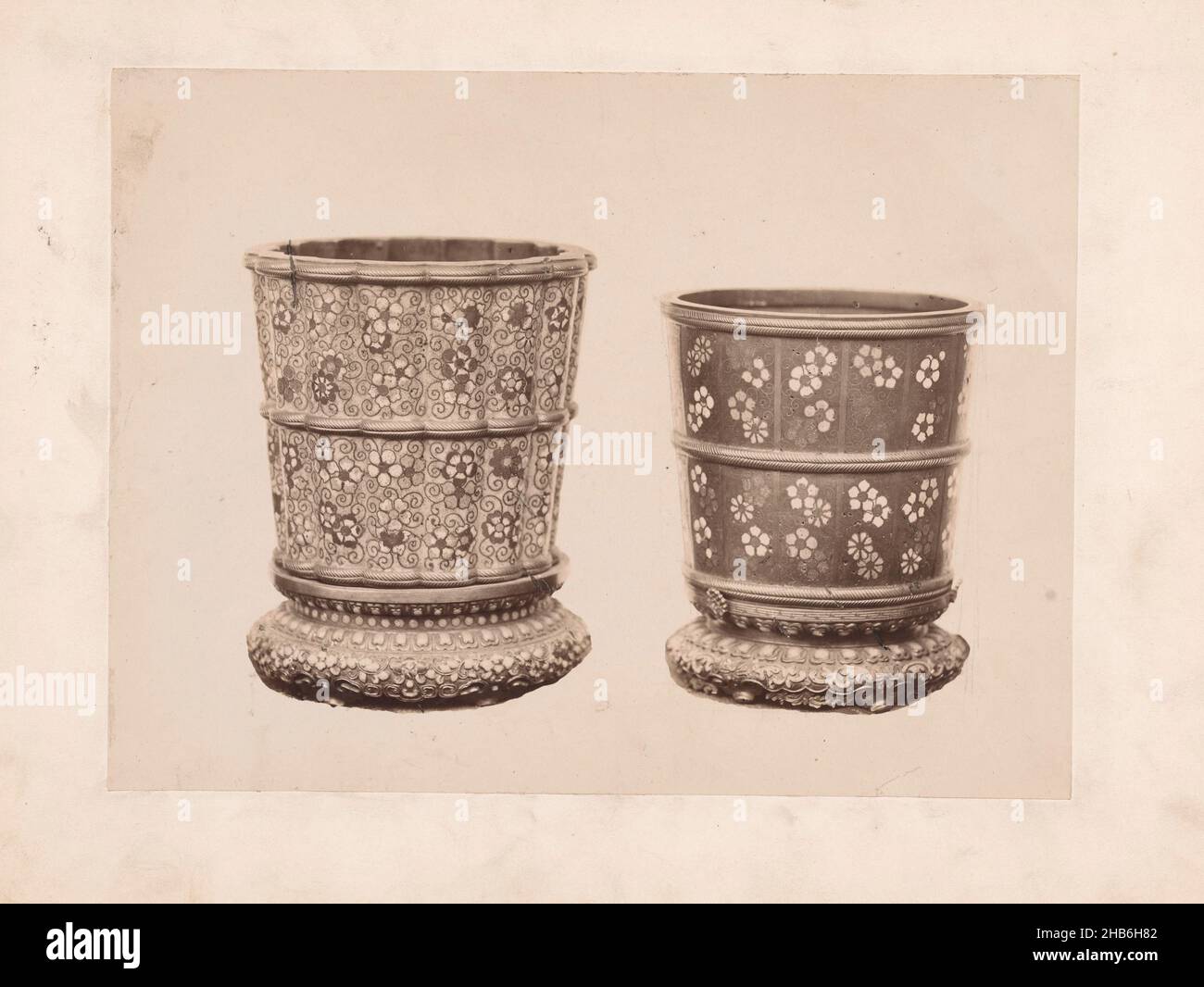 Zwei Becher mit Blumenmotiven, anonym, c. 1875 - c. 1900, Karton, Albumin-Print, Höhe 175 mm × Breite 235 mm Stockfoto