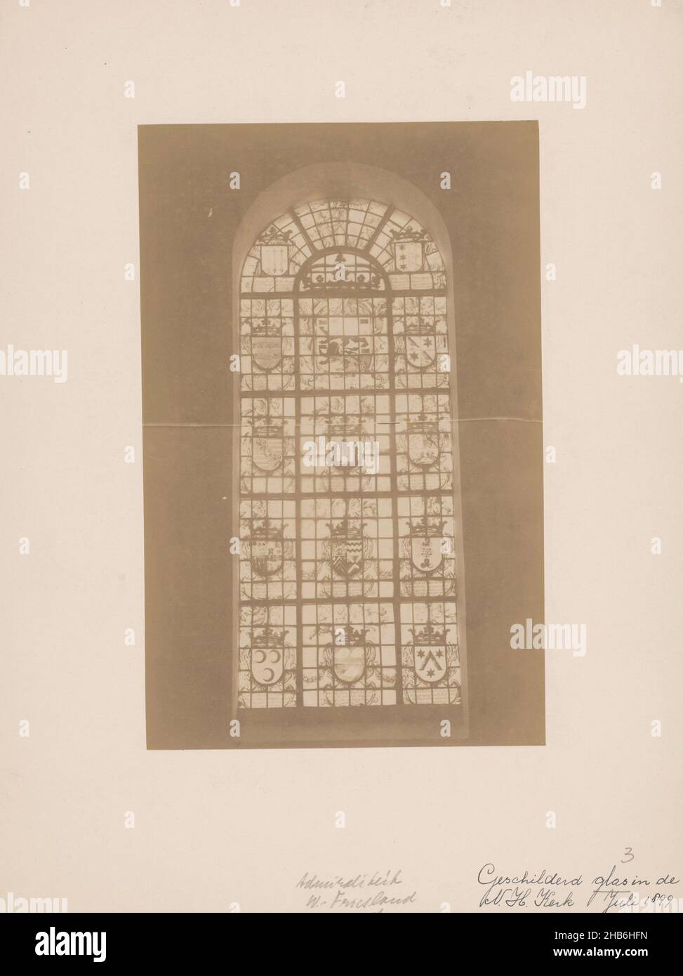 Bemaltes Fenster in der Oudshoorn-Kirche in Oudshoorn, anoniem (Monumentenzorg) (zugeschrieben), Oudshoorn, 1899, fotografische Unterstützung, Karton, Albumin-Print, Höhe 206 mm × Breite 133 mm Stockfoto