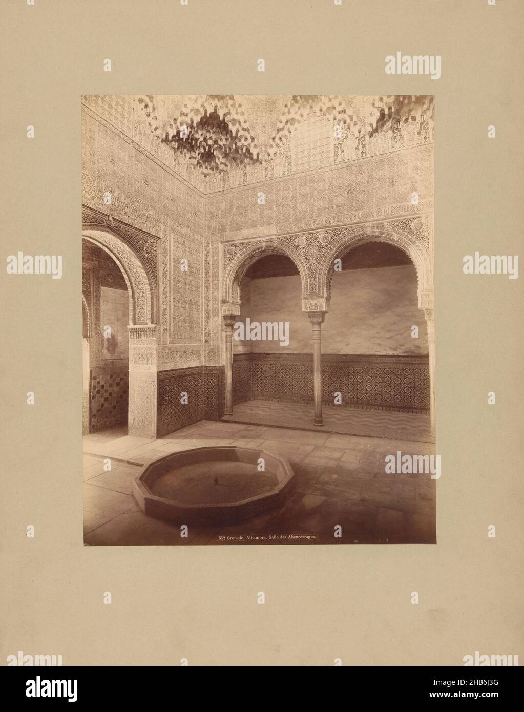 Innenraum der Halle der Abencerraces in der Alhambra bei Granada, Grenade. Alhambra. Salle des Abencerrages., anonym, Granada, c. 1875 - c. 1900, Karton, Albumin-Print, Höhe 286 mm × Breite 223 mm Stockfoto