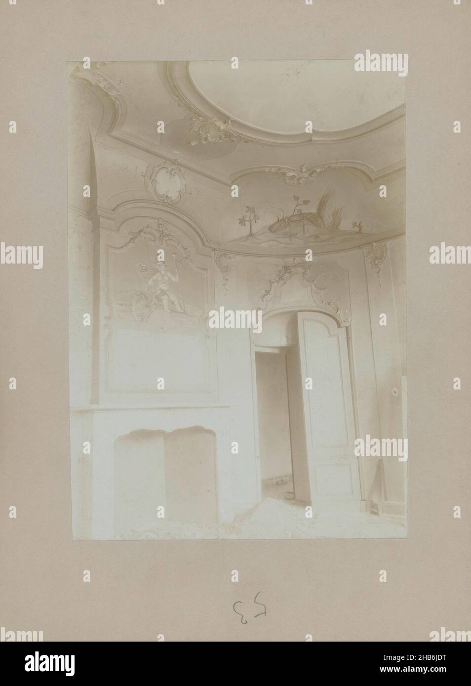 Innenansicht des Jagdhauses De Wildbaan in Wolvega, anonym, Wolvega, Okt-1913, Karton, Fotografischer Träger, Höhe 228 mm × Breite 160 mm Stockfoto