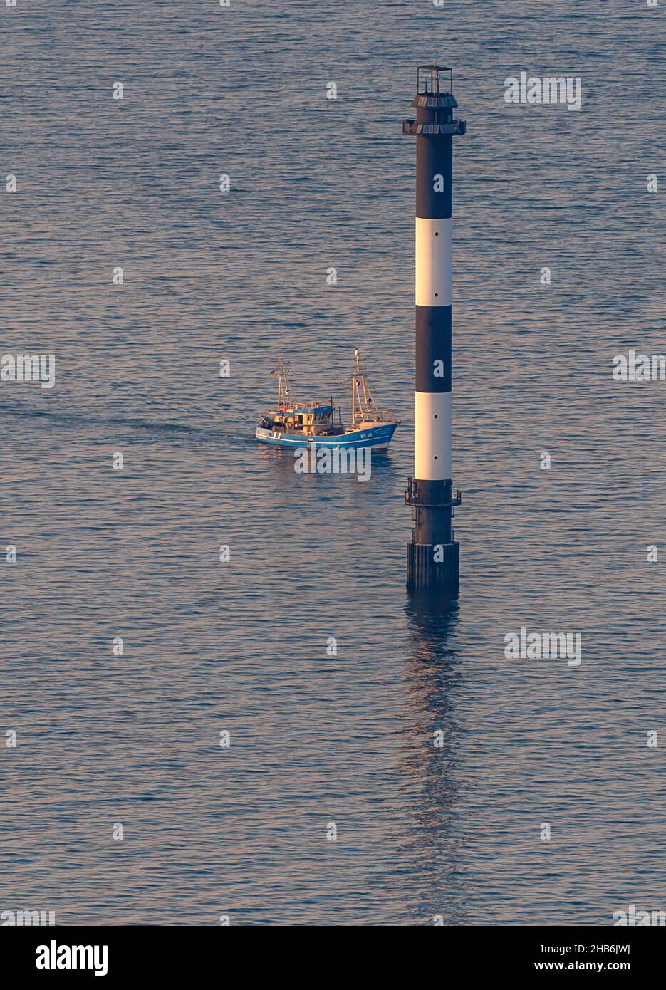 Fischkutter, der an einem Fairwaymarker an der Nordsee im Bereich der Elbmündung vorbeifährt, Luftaufnahme, Deutschland, Niedersachsen, Cuxhaven Stockfoto