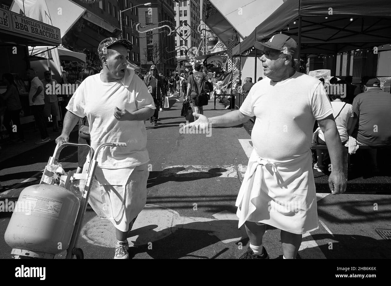 NEW YORK, VEREINIGTE STAATEN - 12. Sep 2012: Zwei Männer mittleren Alters unterhalten sich während des Festes von San Gennaro, Little Italy, New York Stockfoto