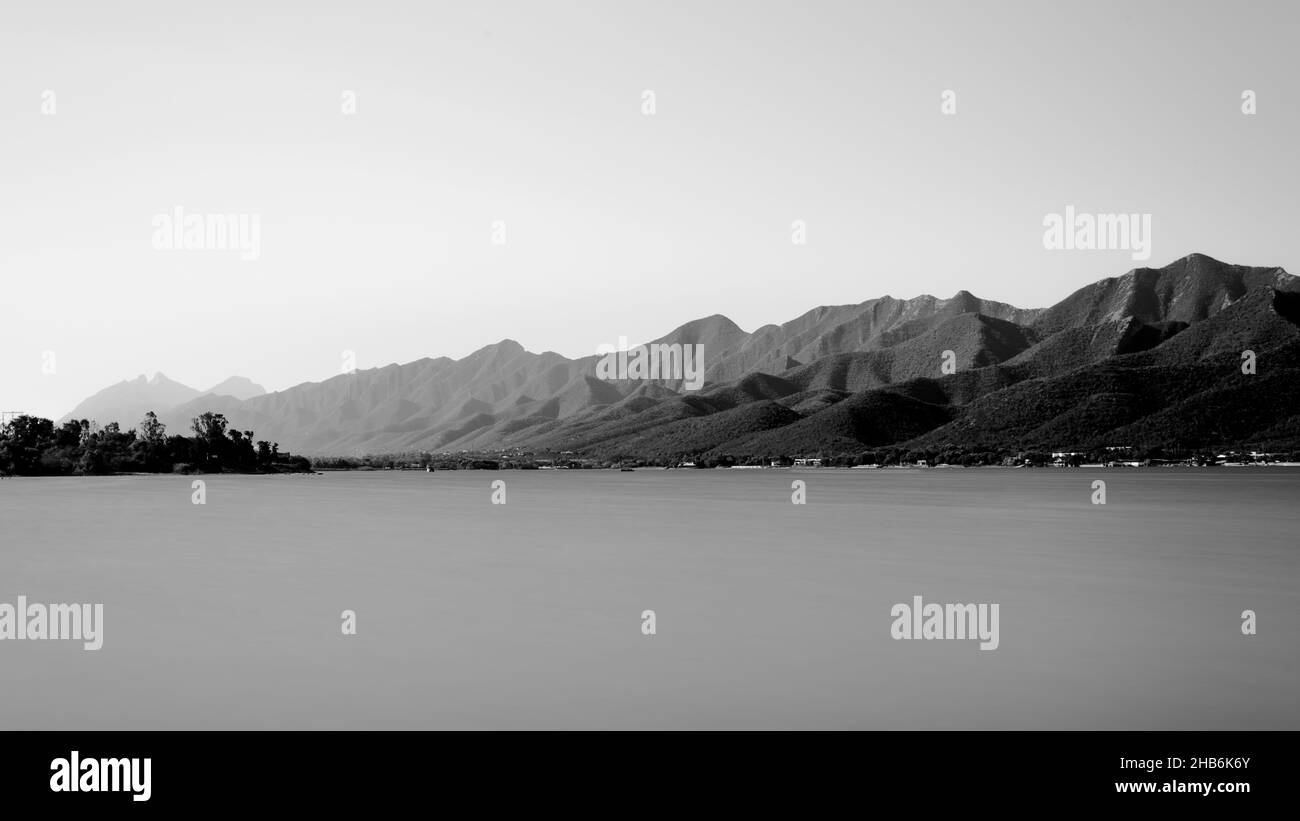 Graustufenlandschaft mit Bergen und dem See. Mexiko. Stockfoto