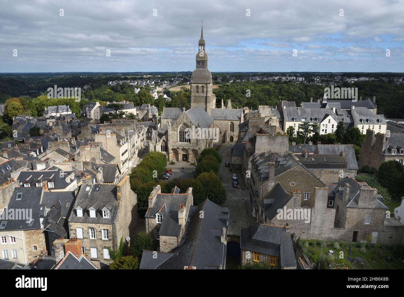 Basilika Saint Sauveur in der Altstadt von Dinan, Frankreich, Bretagne, Departement Cotes-d’Armor, Dinan Stockfoto
