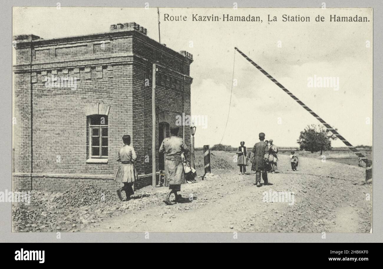 Grenzposten (?) Von Hamadan, Route Kazvin-Hamadan, La Station de Hamadan. (Titel auf Objekt), Grenzposten (?) Auf dem Weg von Kazvin nach Hamadan., anonym, Hamadan, c. 1895 - c. 1915, Papier, Karton, Kollotyp, Höhe 85 mm × Breite 137 mmhöhe 328 mm × Breite 243 mm Stockfoto