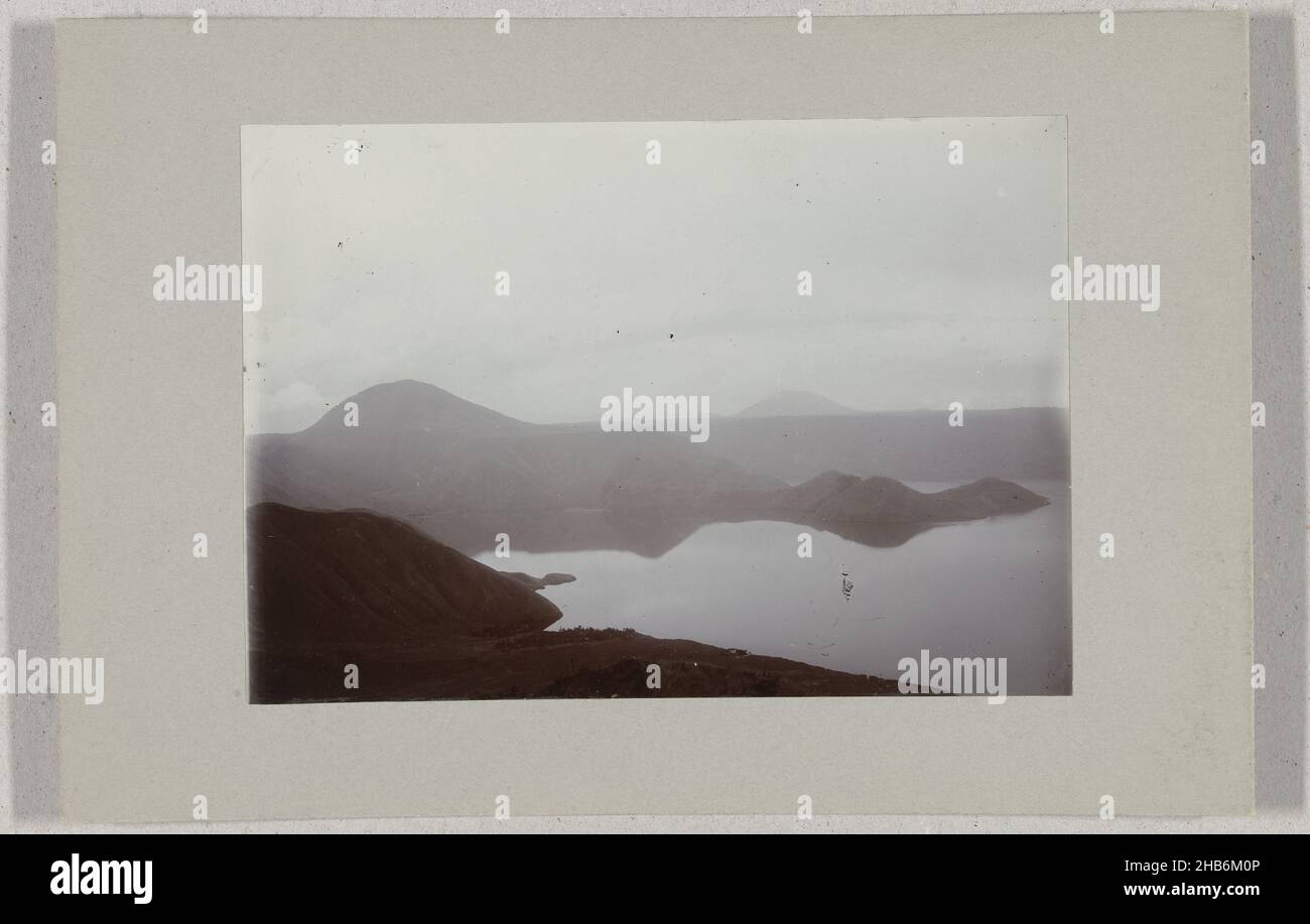 Blick auf den Toba-See in Sumatra9a Toba-See, Toba-See, Sumatra, Niederländisch-Indien, anonym, Sumatra, c. 1895 - c. 1915, fotografischer Träger, Papier, Silbergelatine-Druck, Höhe 119 mm × Breite 169 mmhöhe 243 mm × Breite 322 mm Stockfoto