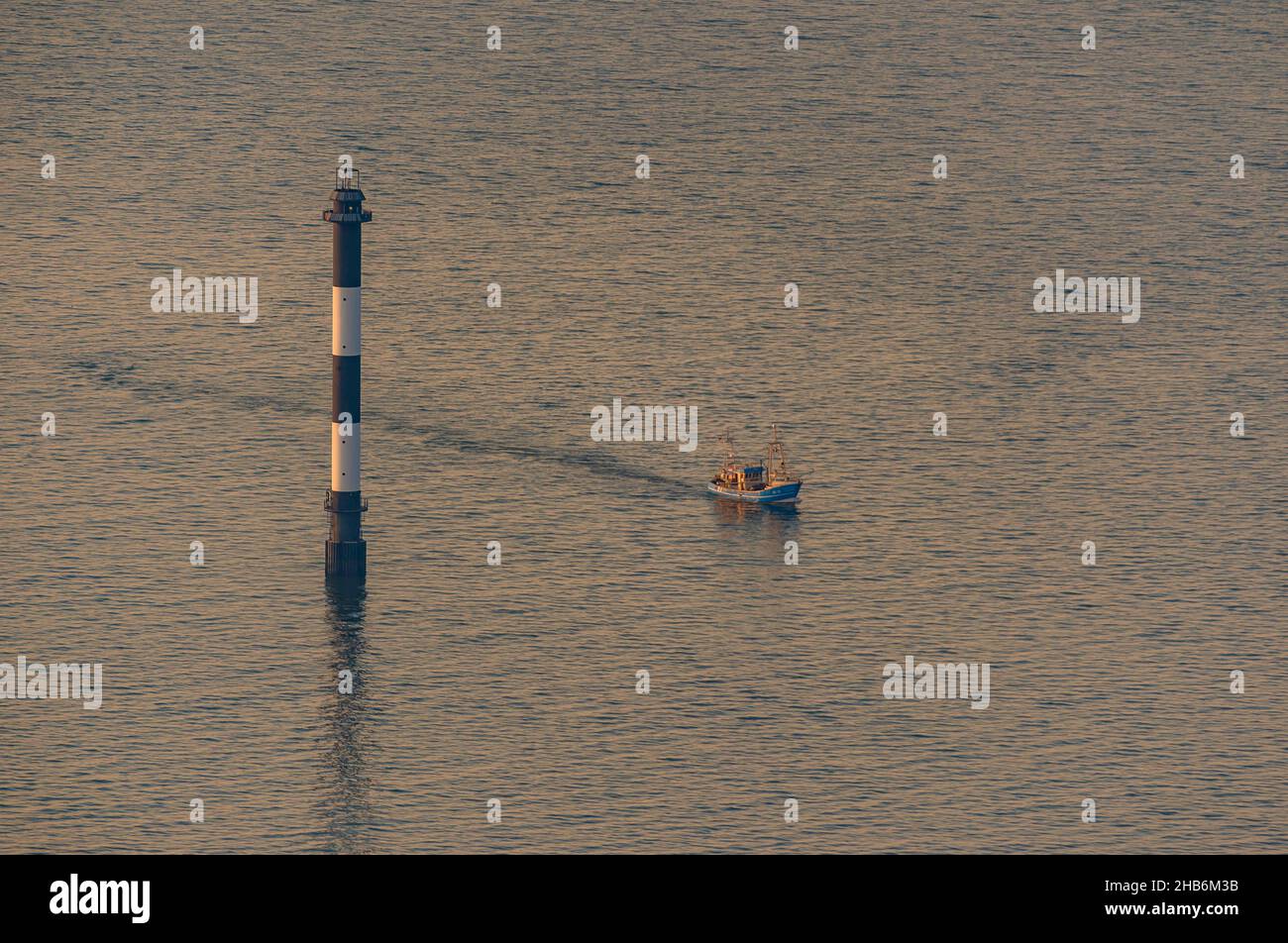 Fischkutter, der an einem Fairwaymarker an der Nordsee im Bereich der Elbmündung vorbeifährt, Luftaufnahme, Deutschland, Niedersachsen, Cuxhaven Stockfoto