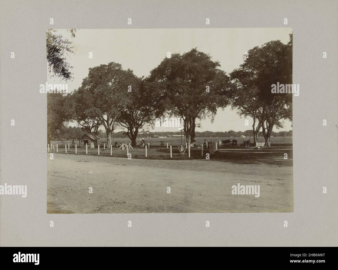 Blick auf den Koningsplein im Jahr Batavia43. Koningsplein (Titel auf Objekt), Ansicht von Koningsplein, Batavia (Jakarta), Java, Niederländisch-Indien, Anonymous, Batavia, c. 1895 - c. 1915, fotografischer Träger, Papier, Silbergelatine-Druck, Höhe 180 mm × Breite 240 mmhöhe 243 mm × Breite 329 mm Stockfoto