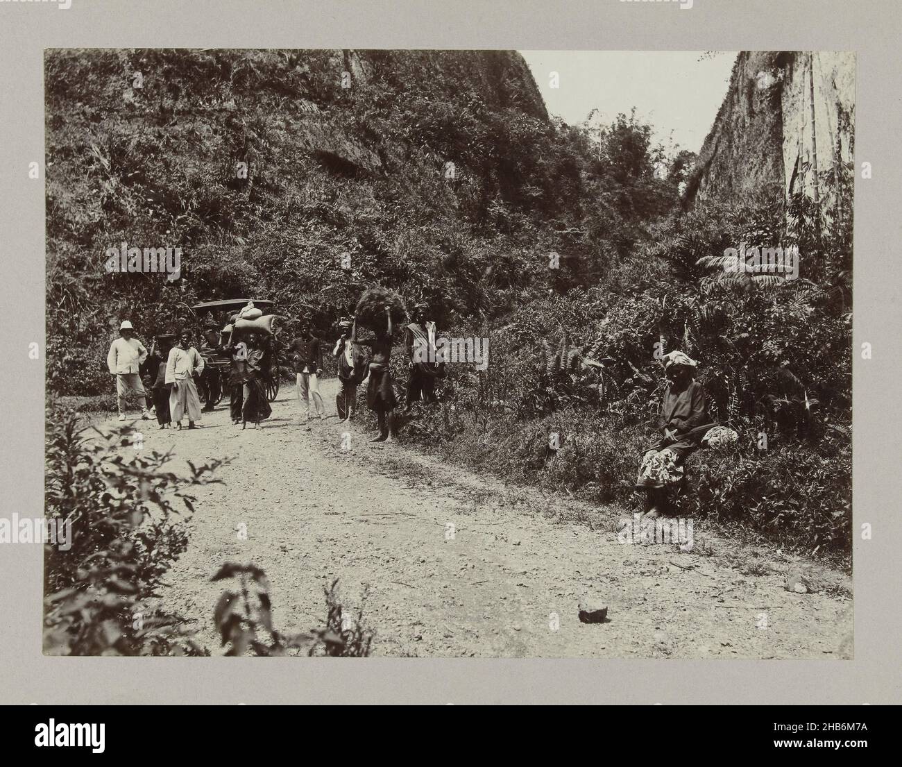 Karbouwengat am Sumatra3. Karbouwengat (Titel auf Objekt), Karbouwengat, Sumatra, Niederländisch-Indien. Auf der Straße eine Firma mit einem Wagen und mehrere Menschen tragen Dinge auf ihren Köpfen., anonym, Sumatra, c. 1895 - c. 1915, fotografischer Träger, Papier, Silbergelatine-Druck, Höhe 180 mm × Breite 240 mmhöhe 243 mm × Breite 329 mm Stockfoto