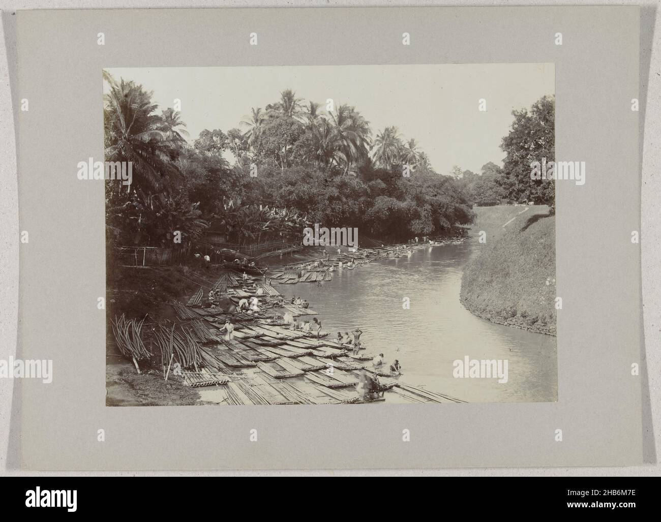 Waschen auf Bambusflößen im Tjiliwoeng bei Meister Cornelis im Jahr Batavia45. Meister Cornelis (Titel auf Objekt), Bambusflöße, auf denen die Wäsche gewaschen wird, im Tjiliwoeng bei Meister Cornelis in Batavia (Jakarta), Niederländisch-Indien, anonym, Batavia, c. 1895 - c. 1915, fotografischer Träger, Papier, Silbergelatine-Druck, Höhe 180 mm × Breite 240 mm Stockfoto