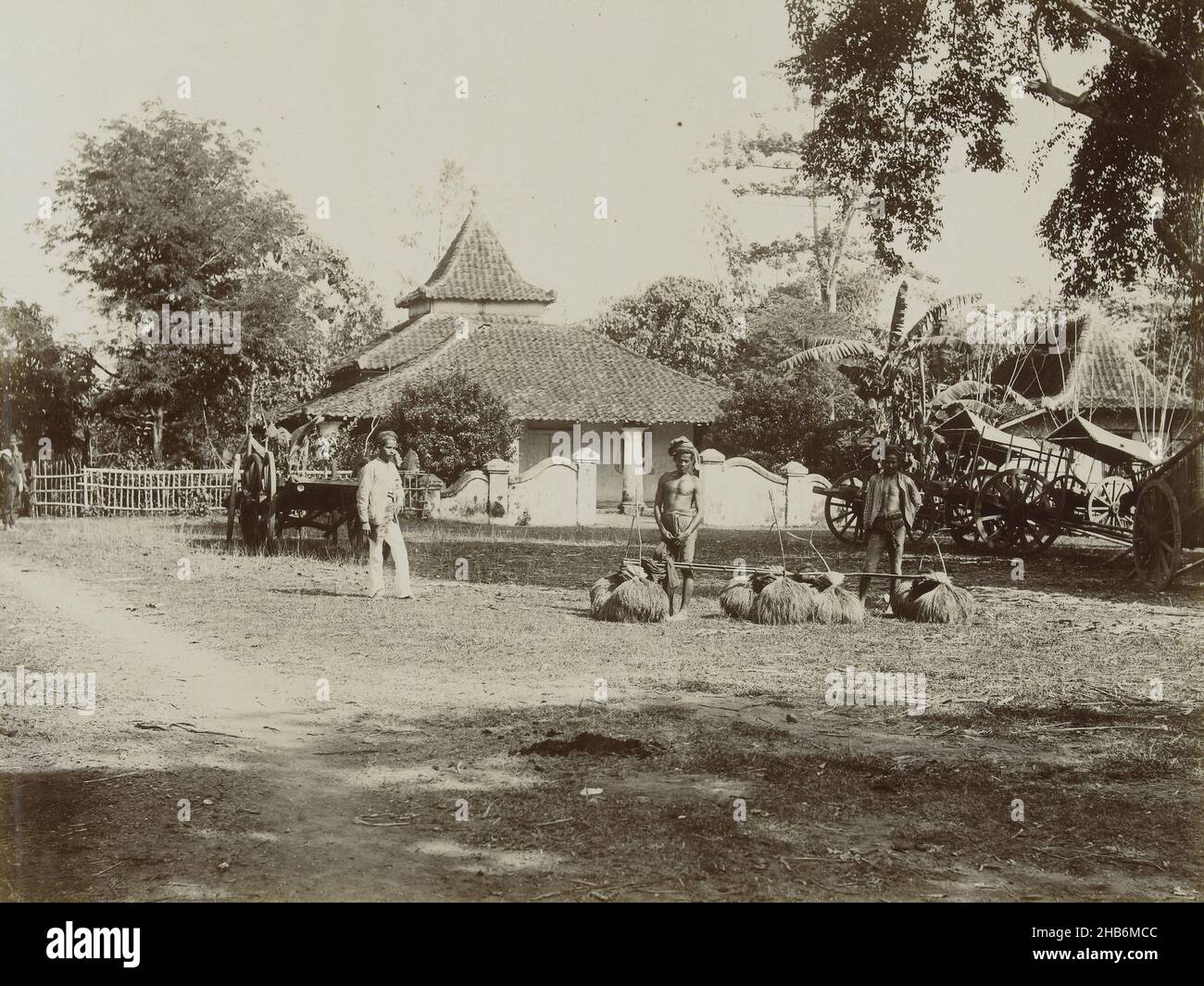 Männer in der Nähe eines Hauses im Jahr Bandung61. In 't Bandungsche (Titel auf Objekt), Men near a House, Bandung, Dutch East Indies, anonymous, Dutch East Indies, Der, c. 1895 - c. 1915, fotografischer Träger, Papier, Silbergelatine-Druck, Höhe 180 mm × Breite 240 mmhöhe 243 mm × Breite 329 mm Stockfoto
