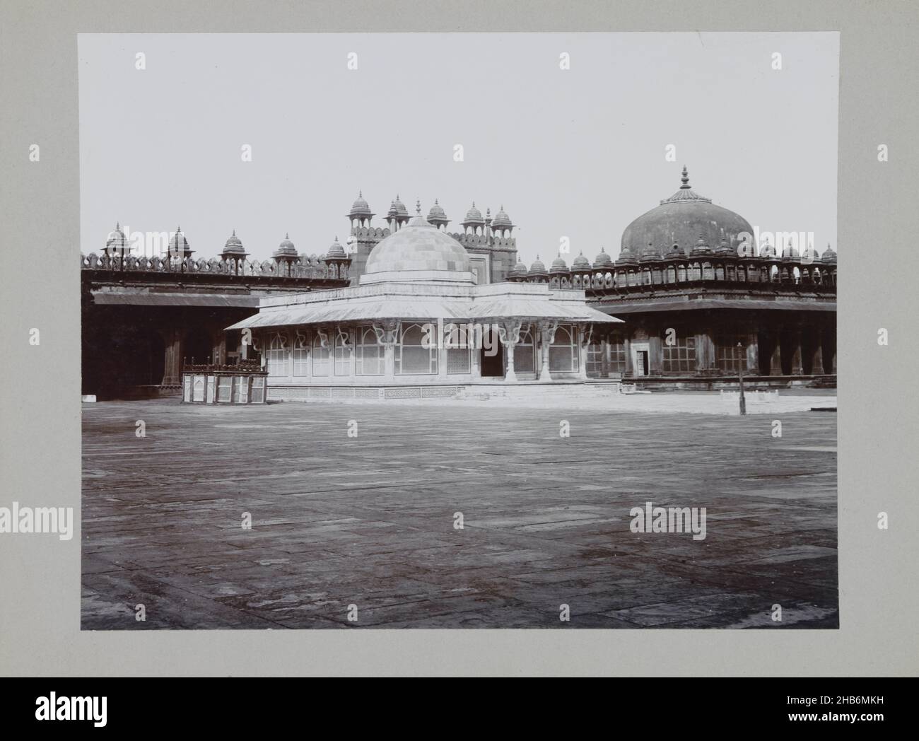 Moschee mit Grab eines Priesters in Fatehpur Sikri, anonym, Fatehpur Sikri, c. 1895 - c. 1915, Papier, Karton, Höhe 213 mm × Breite 269 mmhöhe 244 mm × Breite 329 mm Stockfoto