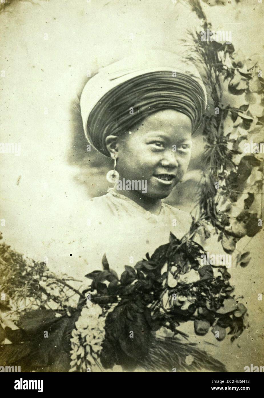 Porträt einer Vietnamesin, anonym, Vietnam, 1902, Karton, Papier, Silbergelatine, Höhe 120 mm × Breite 167 mmhöhe 150 mm × Breite 215 mm Stockfoto