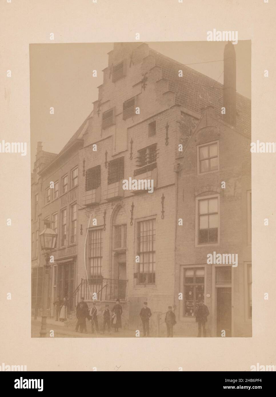 Ansicht der Gravesteen in Zierikzee, anoniem (Monumentenzorg) (zugeschrieben), Zierikzee, 1893, fotografische Unterstützung, Karton, Albumin-Print, Höhe 240 mm × Breite 180 mm Stockfoto