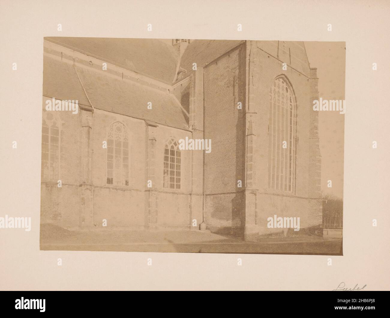 Teil der St. Laurentius Kirche in Oud Gastel, anoniem (Monumentenzorg) (zugeschrieben), Oud Gastel, 1899, fotografische Unterstützung, Karton, Albumin-Print, Höhe 165 mm × Breite 234 mm Stockfoto