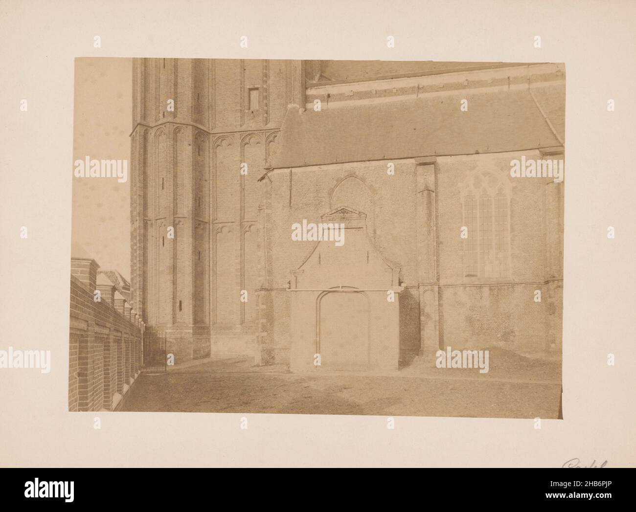Teil der St. Laurentius Kirche in Oud Gastel, anoniem (Monumentenzorg) (zugeschrieben), Oud Gastel, 1899, fotografische Unterstützung, Karton, Albumin-Print, Höhe 170 mm × Breite 236 mm Stockfoto