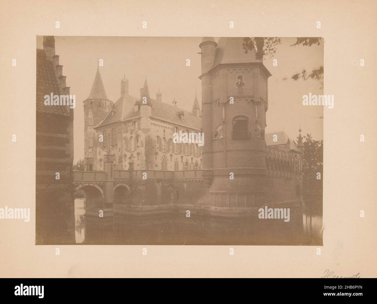 Ansicht von Schloss Heeswijk, anoniem (Monumentenzorg) (zugeschrieben), Kasteel Heeswijk, 1892, fotografische Unterstützung, Karton, Albumin-Print, Höhe 170 mm × Breite 235 mm Stockfoto