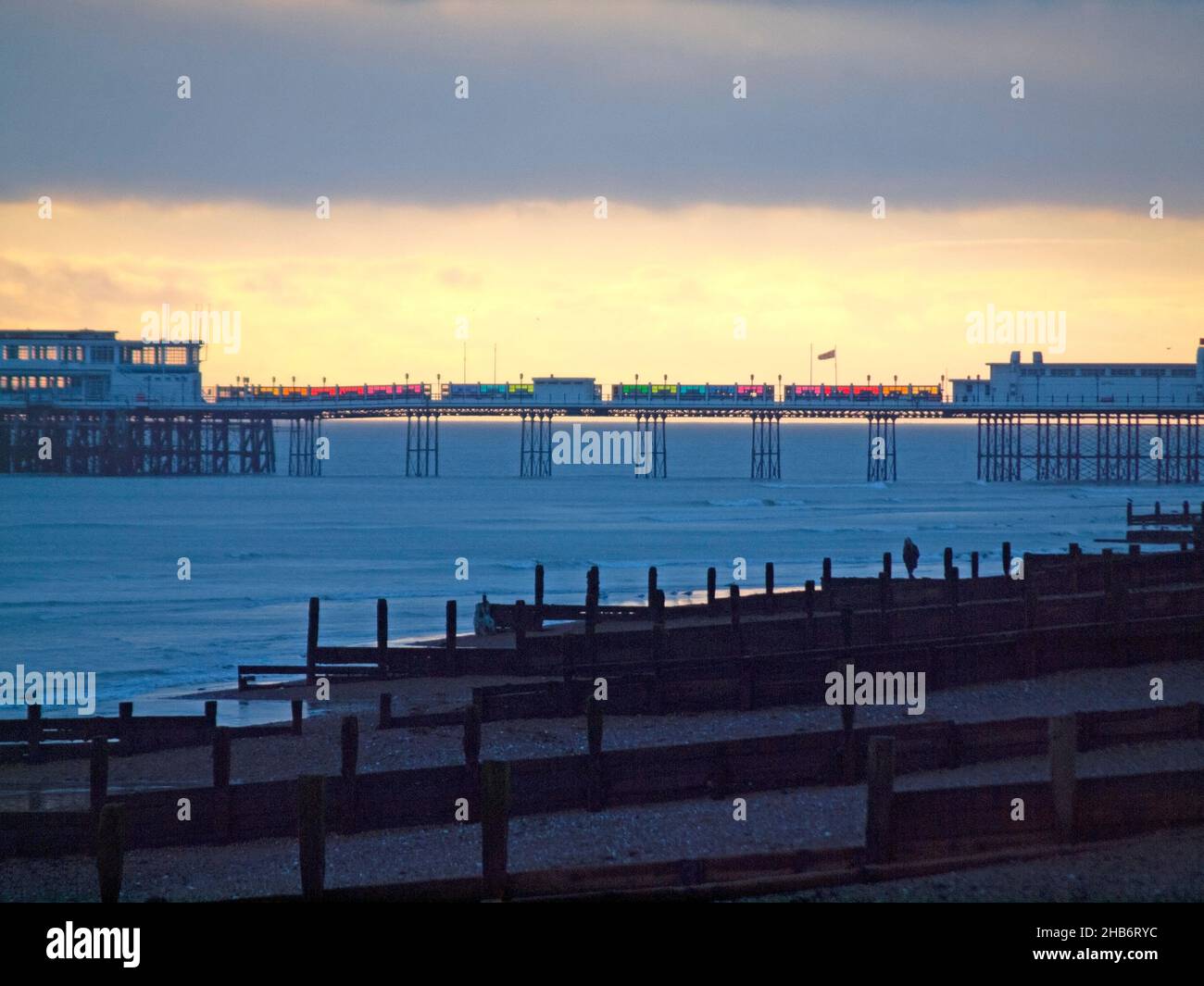 Worthing Pier an einem Winterabend Stockfoto