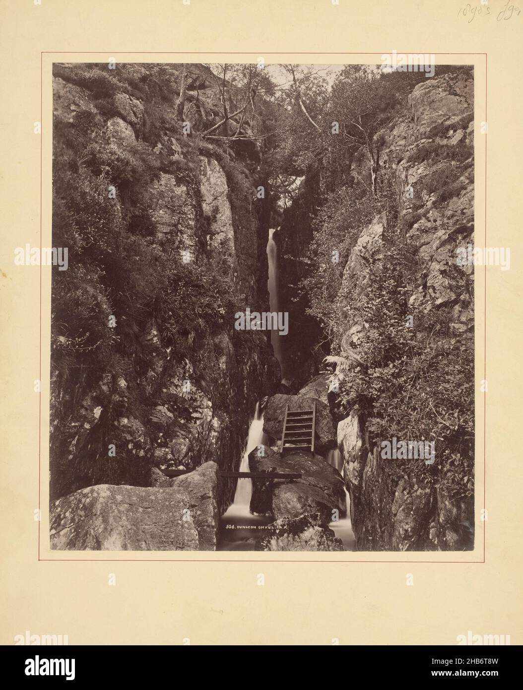 Dungeon Ghyll, Great Langdale Valley, Cumbria, England, Dungeon Ghyll ist eine Schlucht. Dies ist auf dem Foto gezeigt, mit Wasserfall (bekannt als Dungeon Ghyll Force), und auf den Steinen entlang des Wassers gibt es eine Leiter prominent auf dem Bild., A. Poulsen (erwähnt auf Objekt), England, c. 1885 - c. 1910, Papier, Karton, Albumin-Druck, Höhe 284 mm × Breite 247 mmhöhe 403 mm × Breite 322 mm Stockfoto