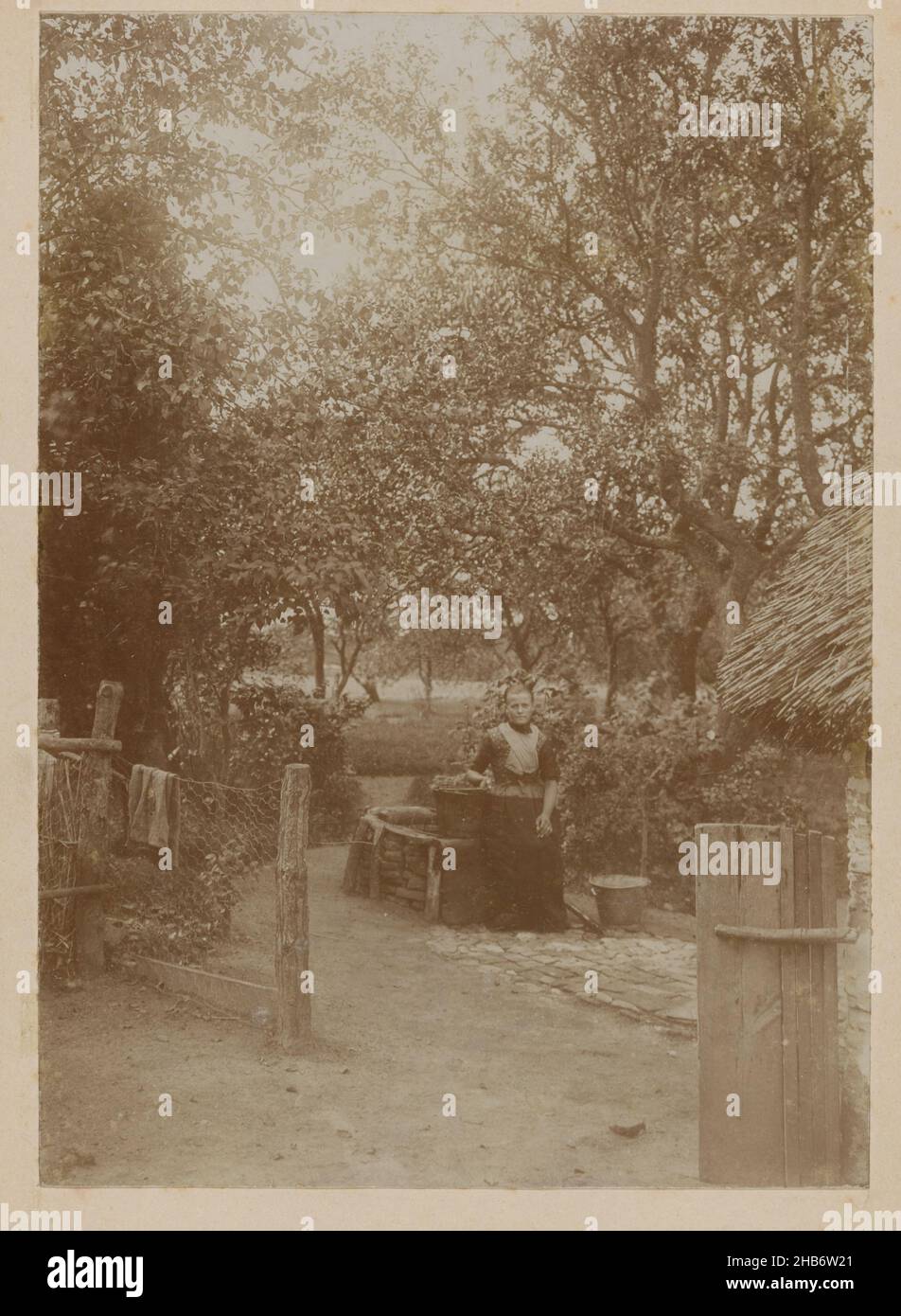 Bauernfrau mit Eimer, Cornelia Hendrika Jonker (Kreis), 1880 - 1940, fotografischer Träger, Karton, Höhe 189 mm × Breite 139 mm Stockfoto