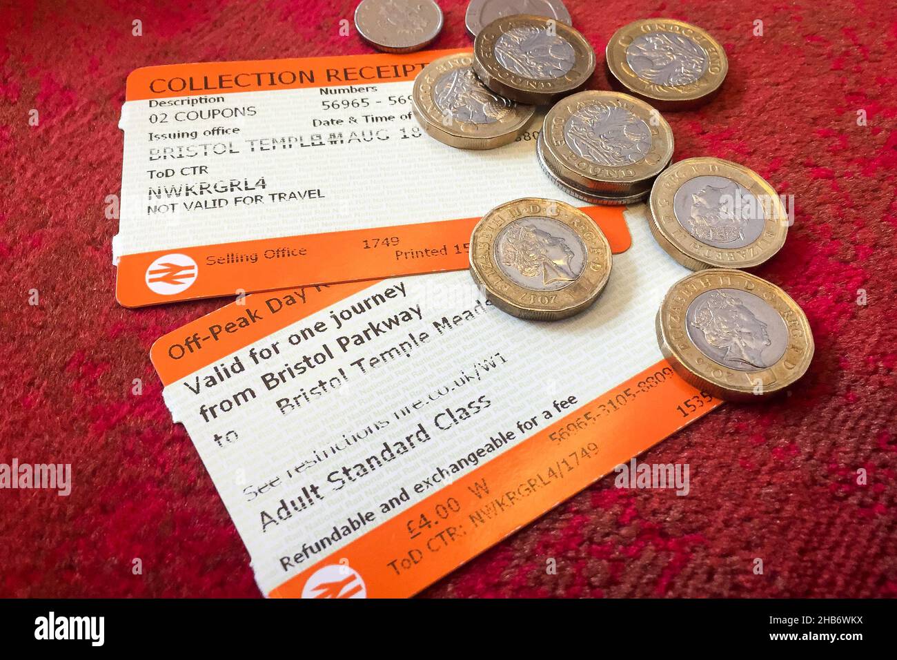 Datei Foto vom 17/08/21 von Bahntickets und Geld. Die britischen Zugpassagiere werden im nächsten Jahr mit dem größten Anstieg der Fahrpreise seit fast einem Jahrzehnt zu verzeichnen sein. Das Verkehrsministerium gab bekannt, dass die Ticketpreise ab März 1 um 3,8 % steigen werden. Ausgabedatum: Freitag, 17. Dezember 2021. Stockfoto