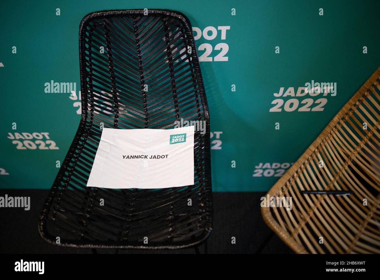 Paris, Frankreich. 17th Dez 2021. Ein Sitz nach der Pressekonferenz von Yannick Jadot, Kandidat für die Präsidentschaftswahl 2022 in Europa-Ökologie Les Verts, zum Thema Ökologie, um der Arbeit wieder Bedeutung zu verleihen, Am 17. Dezember 2021 stellt er sein Projekt zur Vereinbarkeit von Arbeit und besserem Leben in einer Welt im Wandel im EELV-Kampagnenhauptsitz in Paris vor. Foto von Raphael Lafargue/ABACAPRESS.COM Quelle: Abaca Press/Alamy Live News Stockfoto